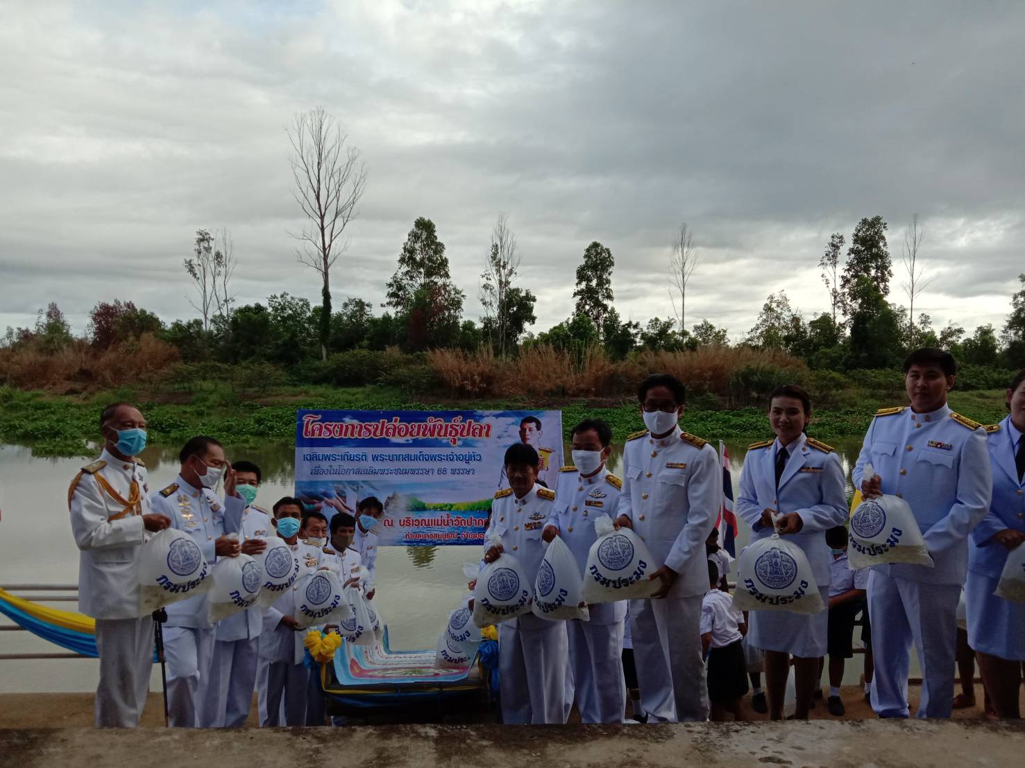 ภาพกิจกรรมปล่อยปลาของ องค์การบริหารส่วนตำบลบางสมบูรณ์ อำเภอองครักษ์ จังหวัดนครนายก..คลิก