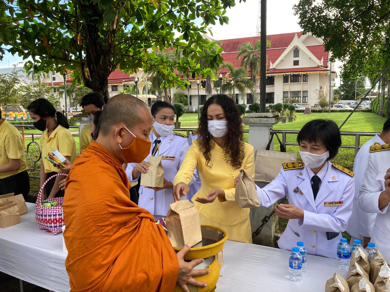 ร่วมพิธีทำบุญตักบาตรข้าวสารอาหารแห้งแด่พระภิกษุสงฆ์ ถวายพระราชกุศล  เนื่องในโอกาสมหามงคลเฉลิมพระชนมพรรษา พระบาทสมเด็จพระปรเมนทรรามาธิบดีศรีสินทรมหาวชิราลงกรณ พระวชิรเกล้าเจ้าอยู่หัว..คลิก