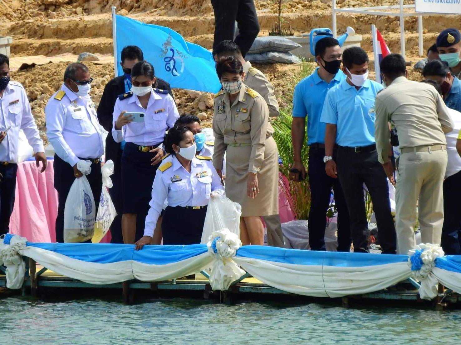 พิธีปล่อยพันธุ์สัตว์น้ำเพื่อเฉลิมพระเกียรติสมเด็จพระนางเจ้าสิริกิติ์ พระบรมราชินีนาถ พระบรมราชชนนีพันปีหลวง เนื่องในโอกาสวันเฉลิมพระชนมพรรษา 88 พรรษา..คลิก