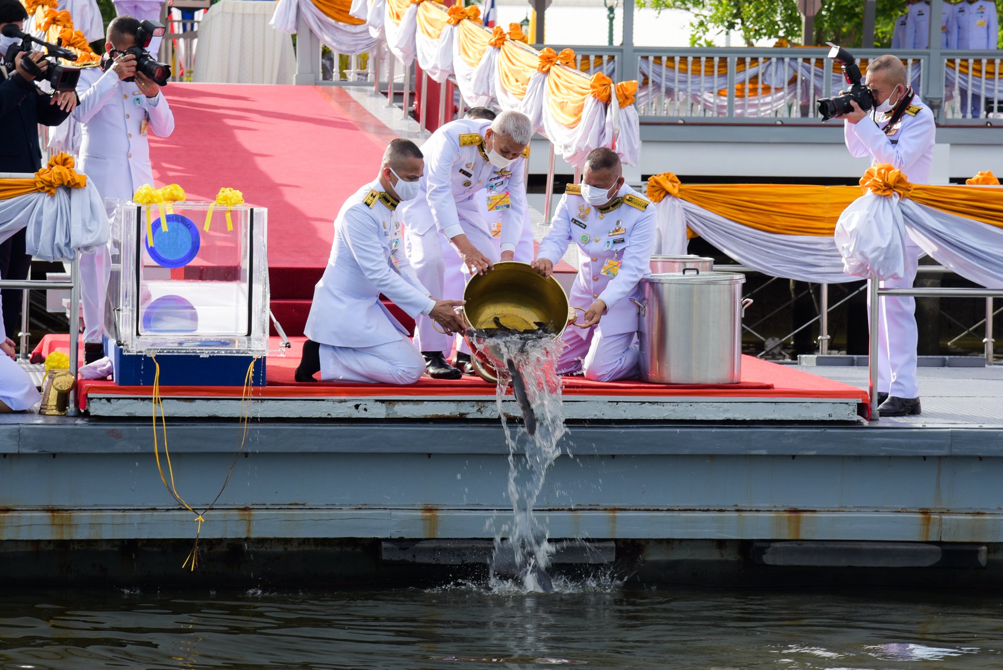 พระบาทสมเด็จพระปรเมนทรรามาธิบดีศรีสินทรมหาวชิราลงกรณ พระวชิรเกล้าเจ้าอยู่หัว ทรงพระกรุณาโปรดเกล้าโปรดกระหม่อมให้ พลอากาศเอก เกษม อยู่สุข หัวหน้าสำนักงานราชเลขานุการในพระองค์สมเด็จพระเจ้าอยู่หัว เป็นผู้แทนพระองค์ ไปบำเพ็ญพระราชกุศลในพิธีปล่อยพันธุ์สัตว์น้ำ เนื่องในโอกาสวันเฉลิมพระชนมพรรษา พระบาทสมเด็จพระเจ้าอยู่หัว ประจำปีพุทธศักราช ๒๕๖๓..คลิก