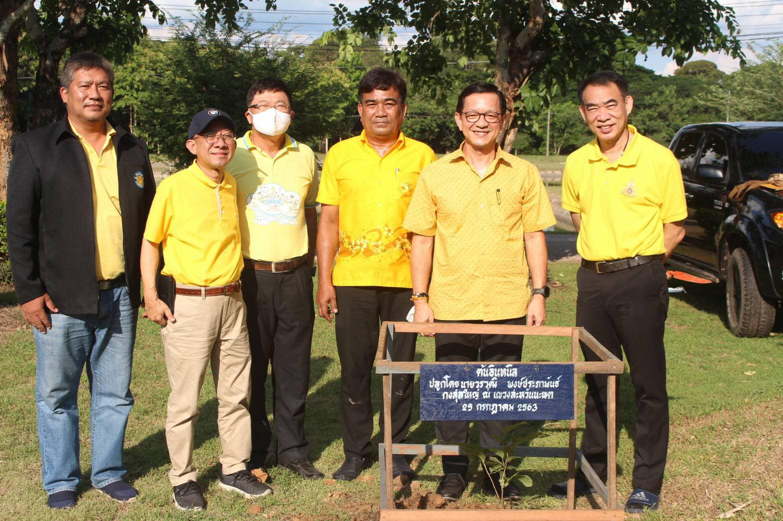 ดร.วิชาญ อิงศรีสว่าง รองอธิบดีกรมประมง รักษาการผู้อำนวยการศูนย์พัฒนาและบริการกสิกรรม-ป่าไม้หนองเต่าแขวงสะหวันนะเขต สปป.ลาว พร้อมด้วยนายวรวุฒิ พงษ์ประภาพันธ์ กงสุลใหญ่ไทย? ณ? แขวงสะหวันนะเขต? สปป.ลาว? และคณะ ได้ปลูกต้นไม้ร่วมกัน..คลิก