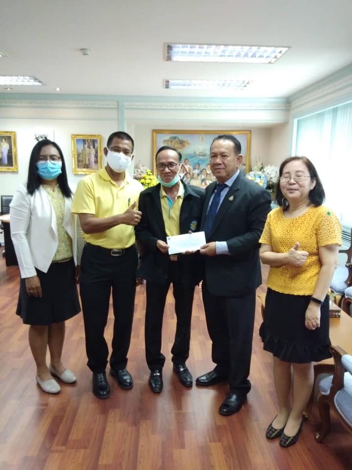 นายมีศักดิ์ ภักดีคง อธิบดีกรมประมง รับมอบปัจจัยจำนวน 10,000 บาท จากนายทองเมือง สีดา เจ้าหน้าที่กรมประมงในการร่วมสมทบทุนสร้างพระนาคปรก ซึ่งประดิษฐานอยู่ที่บริเวณศาลาไทยเรือนไม้ ลานโพธิ์กรมประมง..คลิก