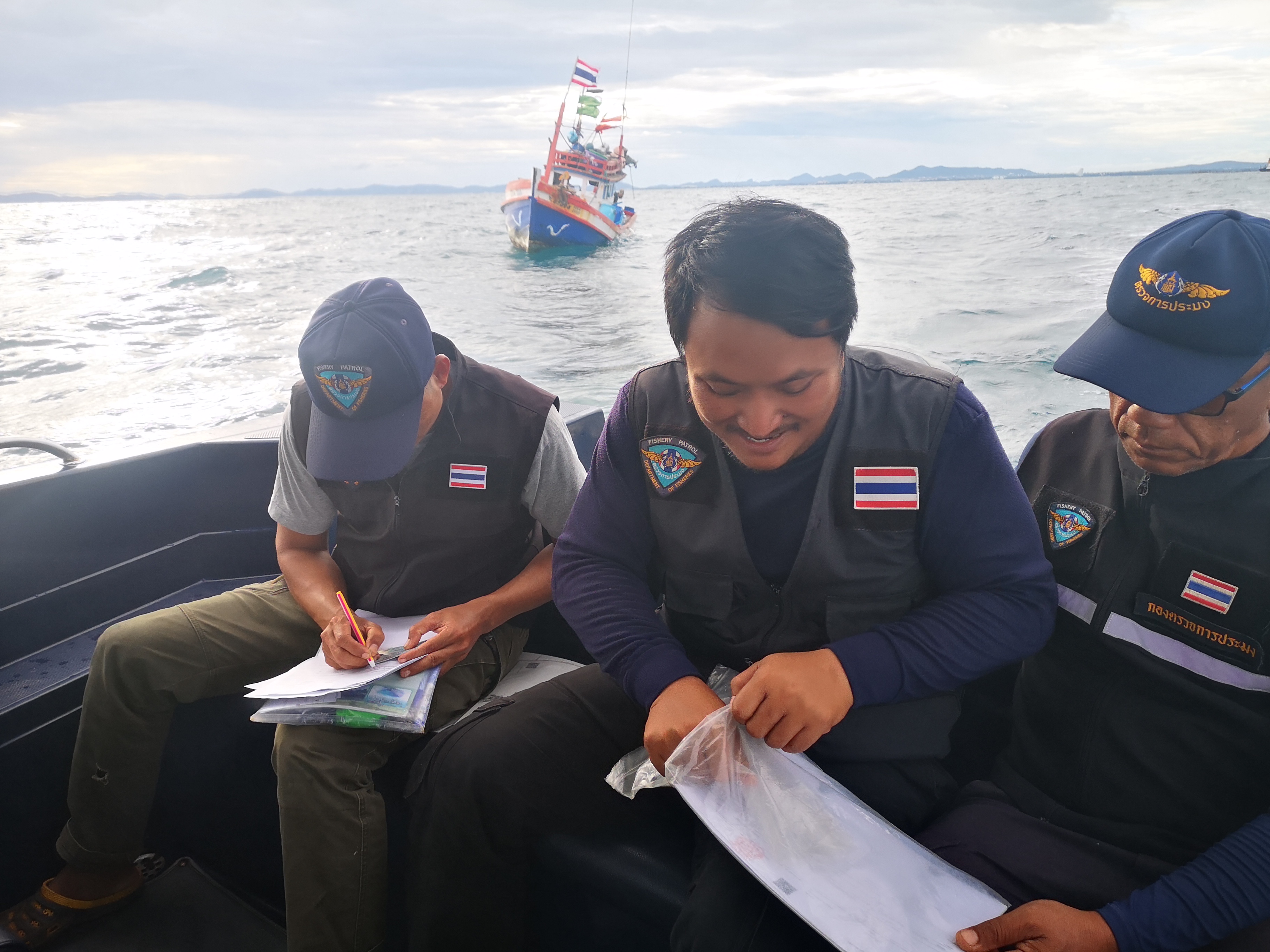 เรือตรวจประมงทะเล 205 ออกปฏิบัติงานควบคุมเฝ้าระวังการทำการประมงพื้นที่ทะเลนอกชายฝั่ง..คลิก
