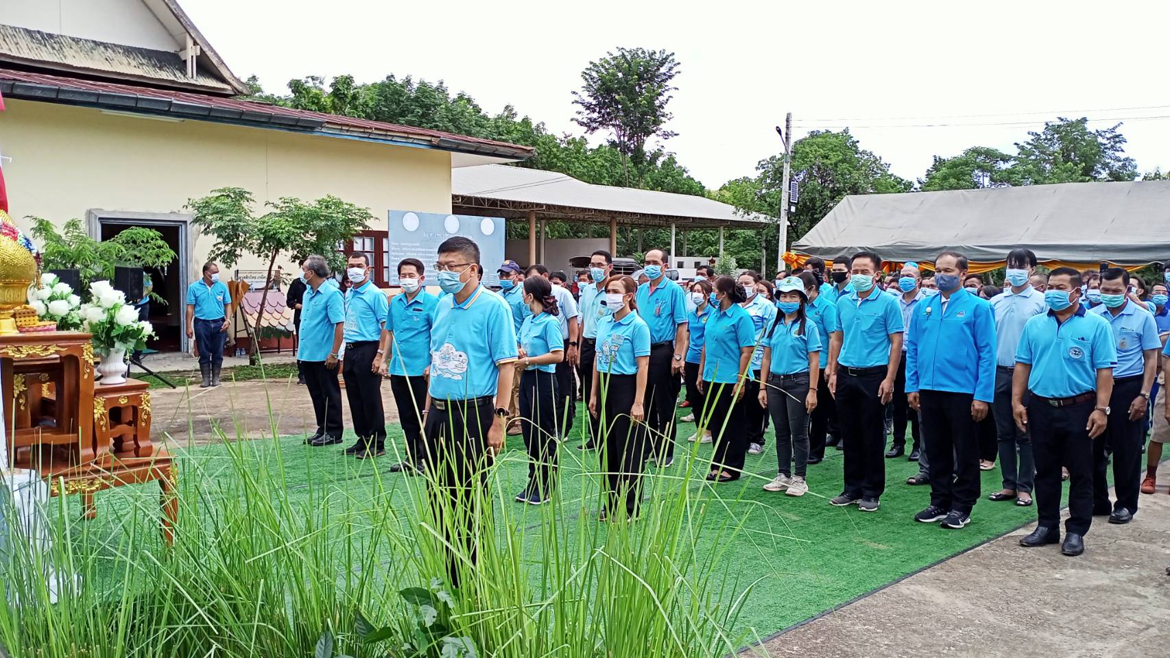ร่วมพิธีเปิด โครงการรณณรงค์ปลูกหญ้าแฝกเพื่อการอนุรักษ์ดินและน้ำ เนื่องในวันเฉลิมพระชนมพรรษา สมเด็จพระนางเจ้าสิริกิติ์ พระบรมราชินีนาถ พระบรมราชชนนีพันปีหลวง..คลิก