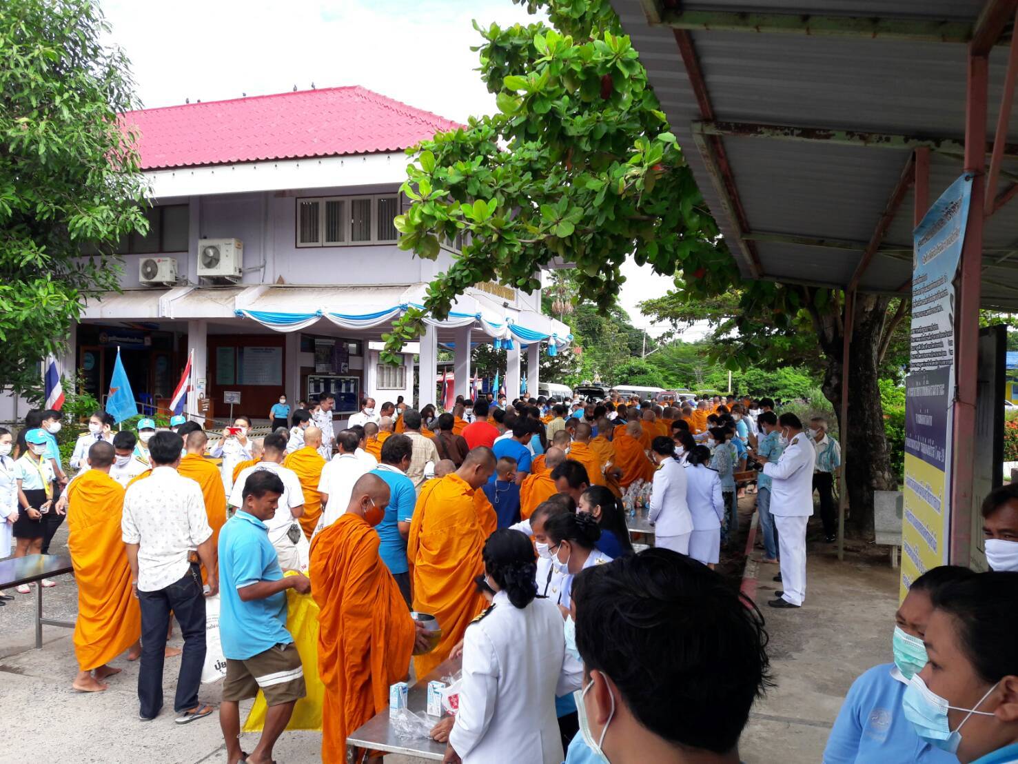 ร่วมพิธีทำบุญตักบาตรพระสงฆ์และสามเณร เพื่อถวายเป็นพระราชกุศลเฉลิมพระเกียรติฯ 12 สิงหาคม 2563 ณ ที่ว่าการอำเภอบ้านนา จังหวัดนครนายก..คลิก