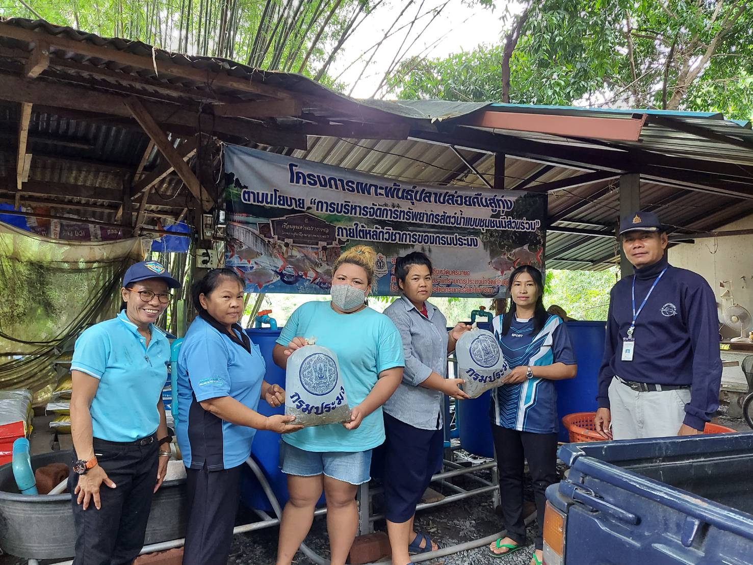 สนับสนุนลูกพันธุ์ปลาแก่เกษตรกรที่เลี้ยงปลาแบบยังชีพ โดยศูนย์เรียนรู้การเพิ่มประสิทธิภาพการผลิตสินค้าเกษตร (ศพก.) เครือข่ายด้านประมง..คลิก