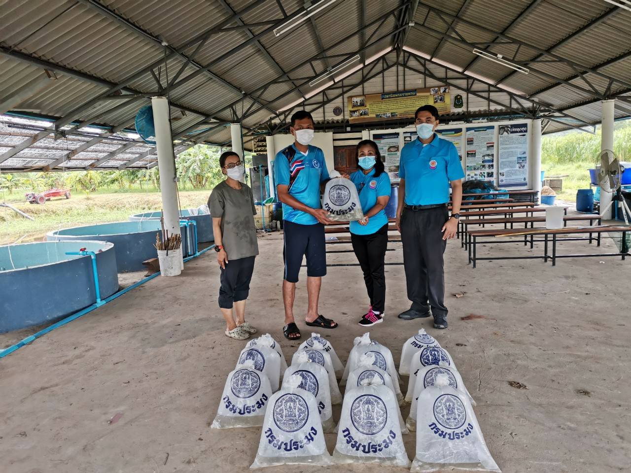 สนับสนุนพันธุ์ปลาของโครงการเกษตรรวมใจอันเนื่องมาจากพระราชดำริฯ ให้แก่สำนักงานพระพุทธศาสนาจังหวัดนครนายก..คลิก