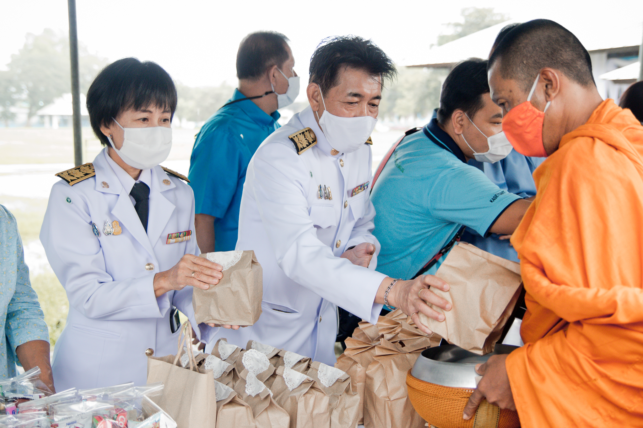 พิธีตักบาตรข้าวสารอาหารแห้ง ถวายเป็นพระราชกุศล สมเด็จพระนางเจ้าสิริกิติ์ พระบรมราชินีนาถ พระบรมราชชนนีพันปีหลวง..คลิก