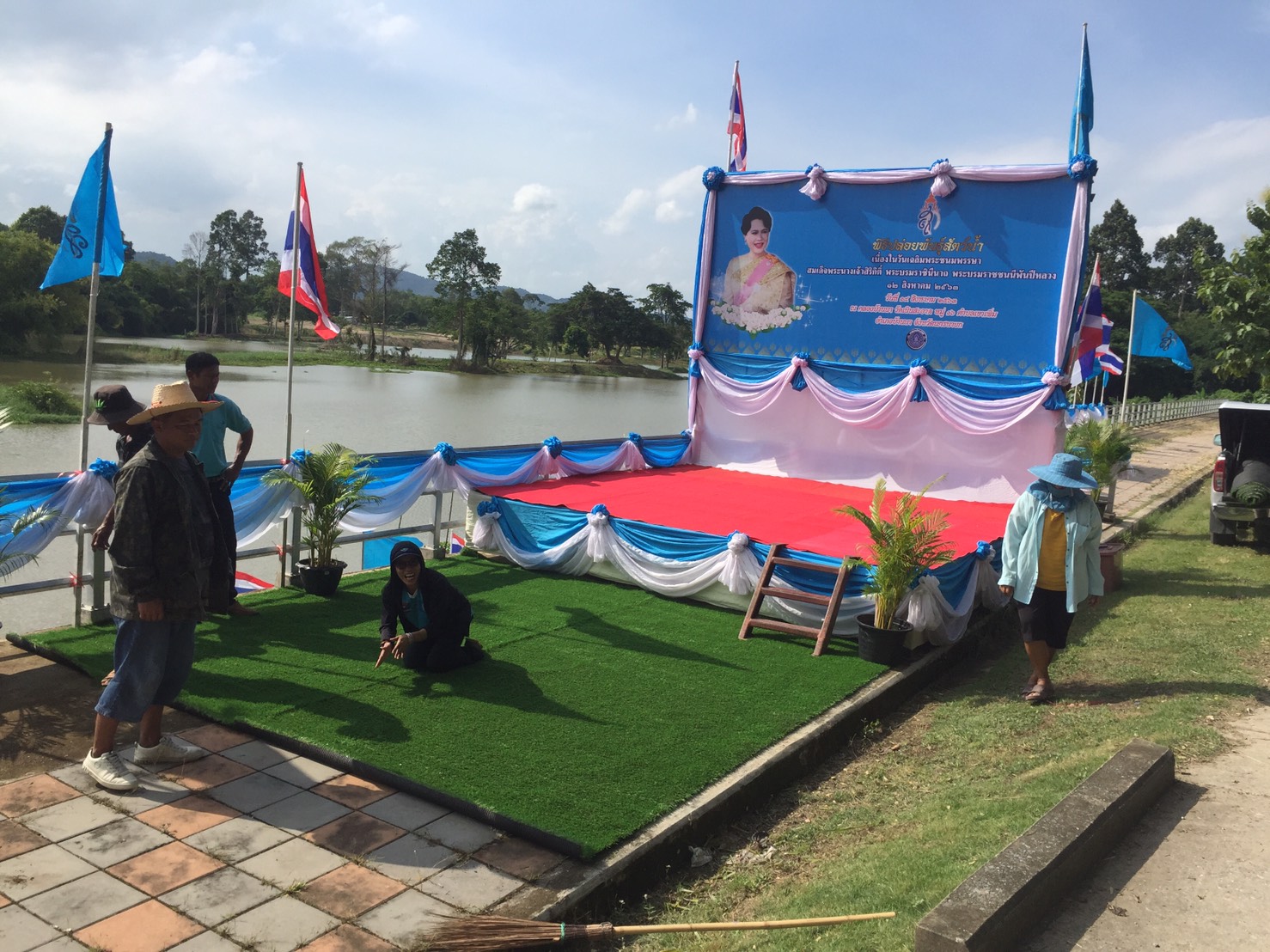 เตรียมสถานที่พิธีปล่อยพันธุ์สัตว์น้ำ เนื่องในวันเฉลิมพระชนมพรรษา 12 สิงหาคม 2563 ณ คลองบ้านนา วัดเนินสะอาด ตำบลเขาเพิ่ม จังหวัดนครนายก..คลิก