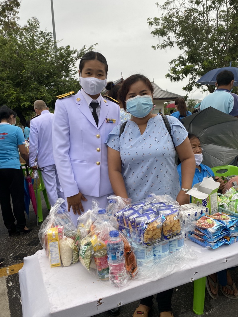 ร่วมพิธีทำบุญตักบาตร เพื่อถวายเป็นพระราชกุศล