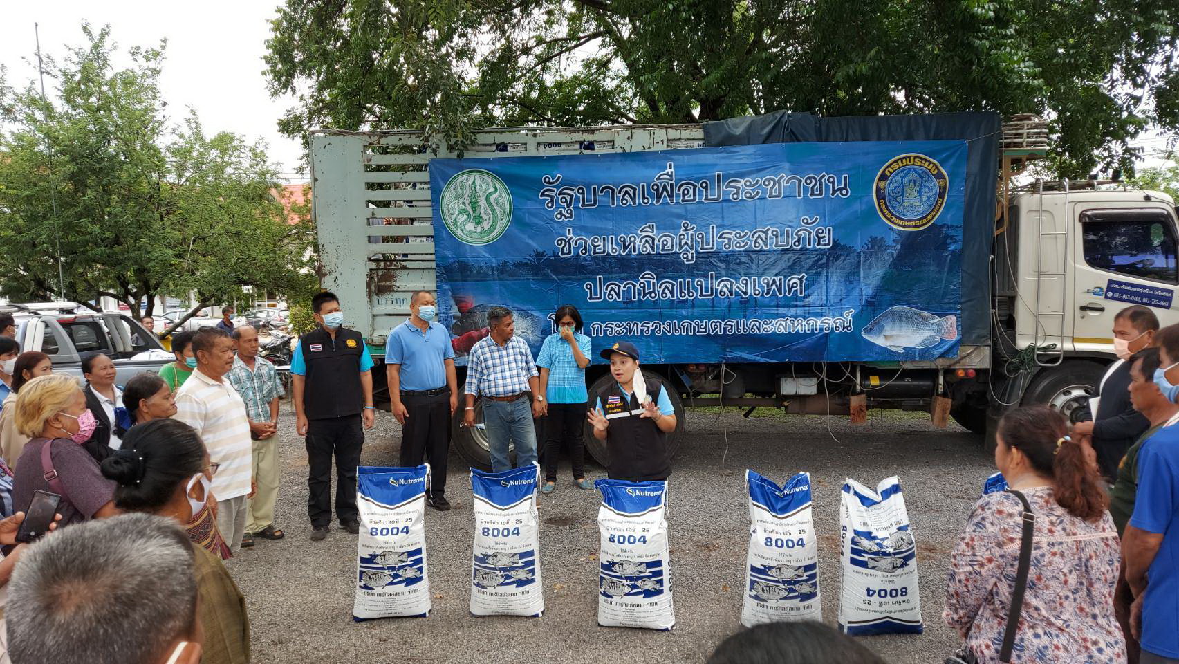 สำนักงานประมงจังหวัดเพชรบูรณ์ ส่งมอบอาหารสัตว์น้ำช่วยเหลือเกษตรกรผู้ประสบภัย ปี 2562