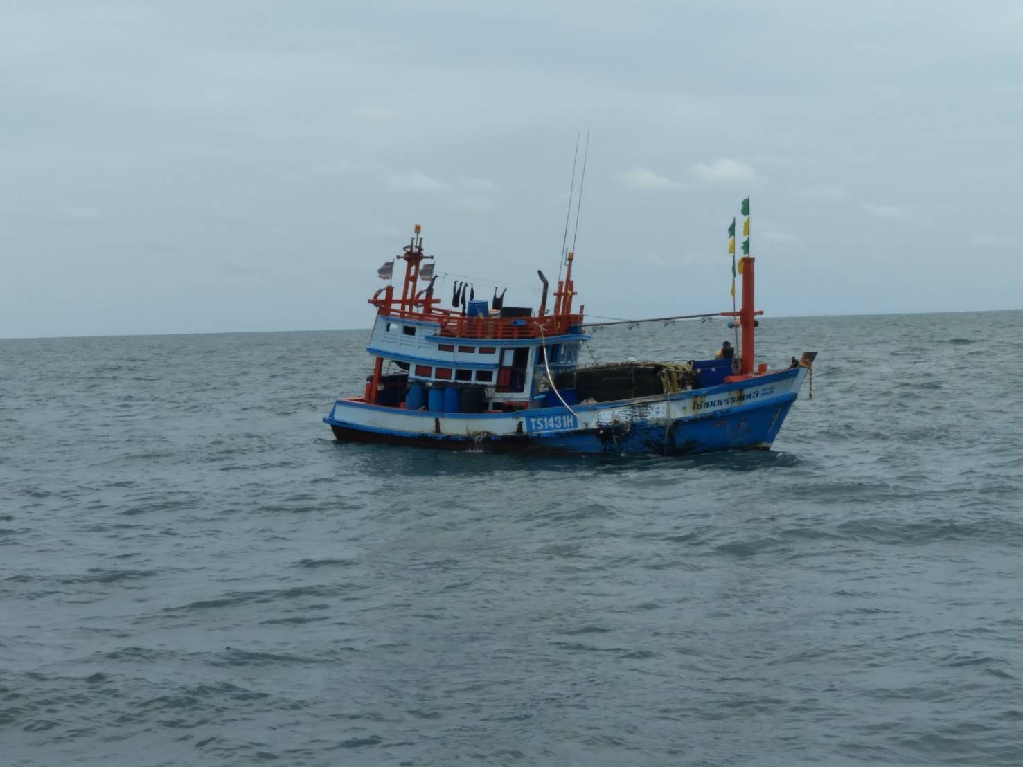 เรือตรวจประมงทะเล 701 ออกปฏิบัติงานควบคุมเฝ้าระวังการทำการประมงพื้นที่ทะเลนอกชายฝั่ง..คลิก