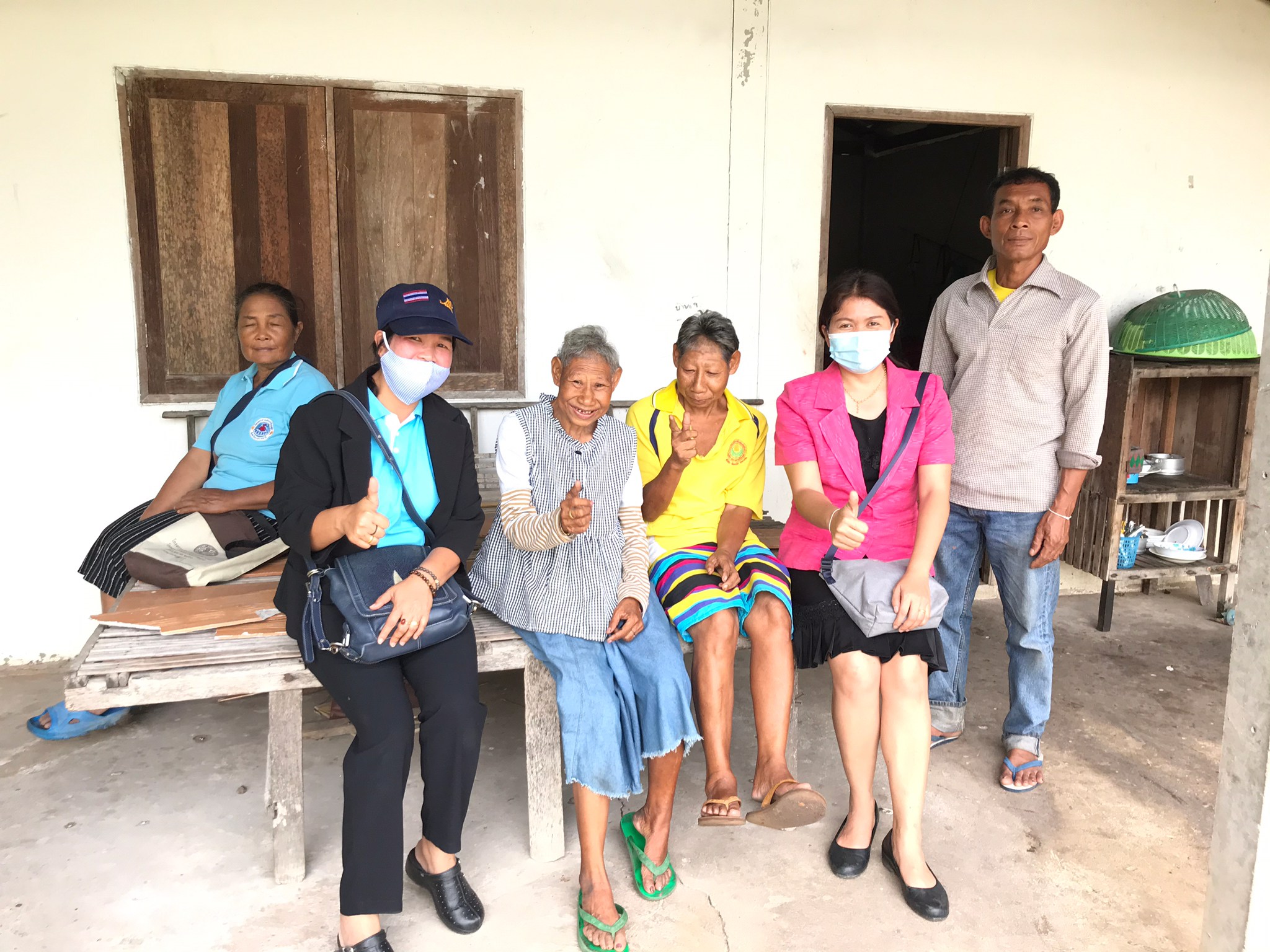 หัวหน้ากลุ่มบริหารและยุทธศาสตร์ พร้อมด้วย ประมงอำเภอสิรินธร ลงพื้นที่ตรวจเยี่ยมครัวเรือนยากจนและให้กำลังใจ โครงการ ครัวเรือนพ้นจน คนอุบลไม่ทิ้งใครไว้ข้างหลัง ของจังหวัดอุบลราชธานี..คลิก