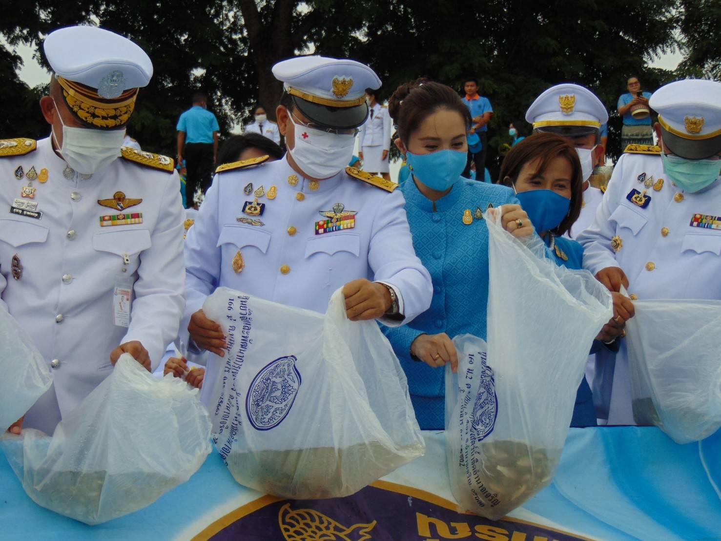 ร่วมพิธีปล่อยพันธุ์สัตว์น้ำเฉลิมพระเกียรติเนื่องในโอกาสวันเฉลิมพระชนมพรรษาสมเด็จพระนางเจ้าสิริกิติ์ พระบรมราชินีนาถพระบรมราชชนนีพันปีหลวง..คลิก