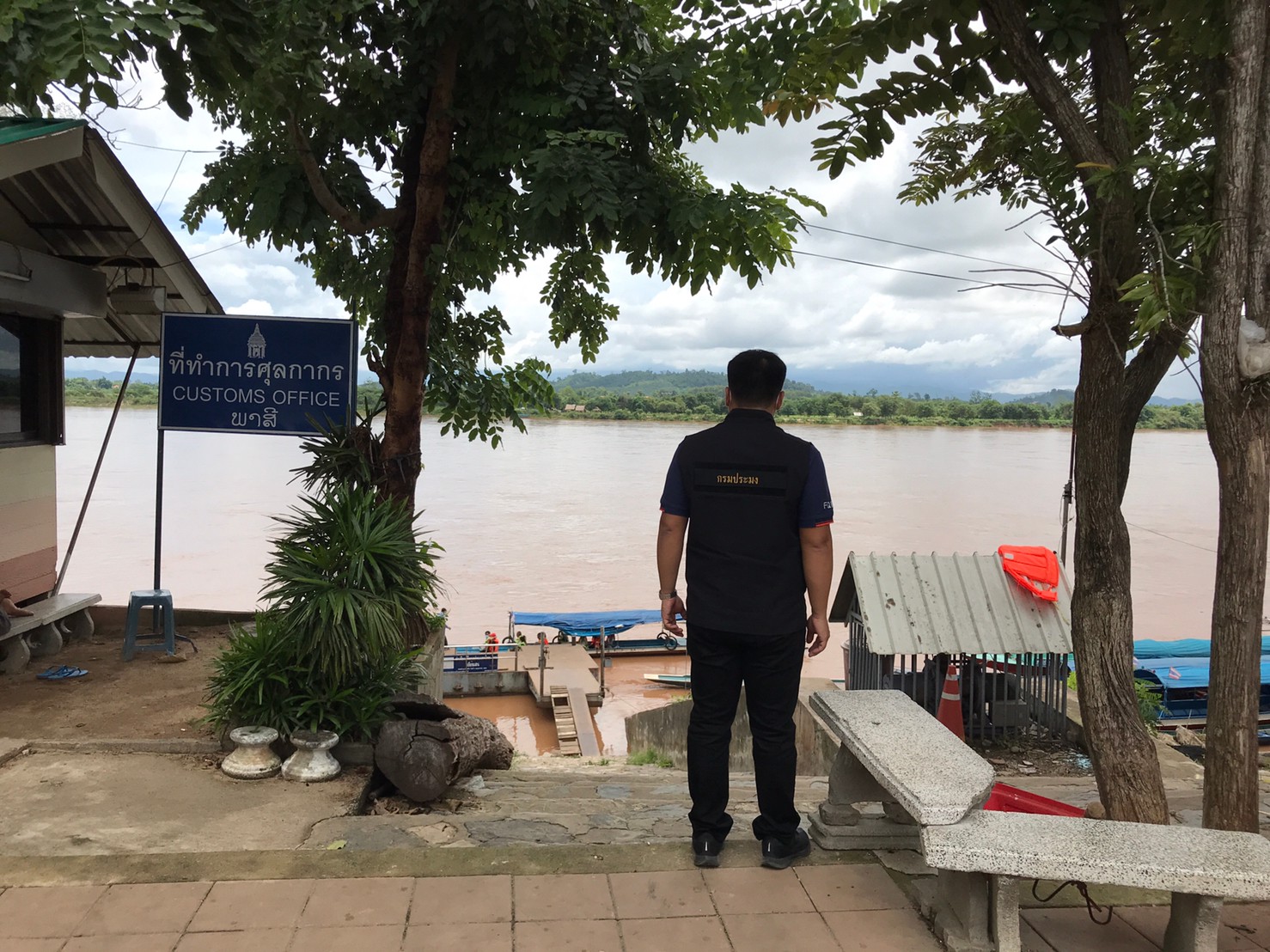 ตรวจป้องกันการลักลอบนำเข้า ส่งออก นำผ่านสินค้าสัตว์น้ำ..คลิก