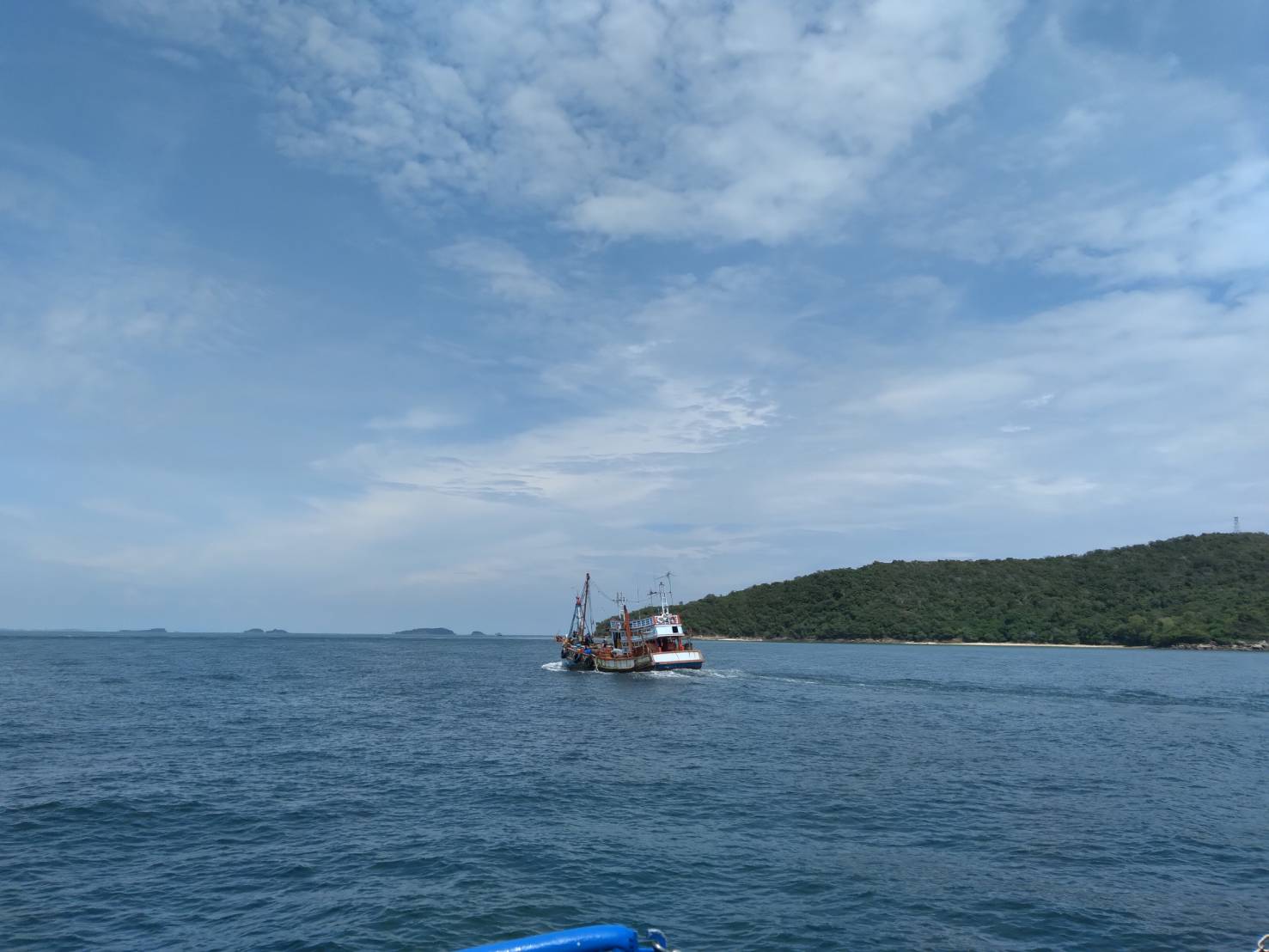 เรือตรวจประมงทะเล 701 ออกปฏิบัติงานควบคุมเฝ้าระวังการทำการประมงพื้นที่ทะเลนอกชายฝั่ง..คลิก