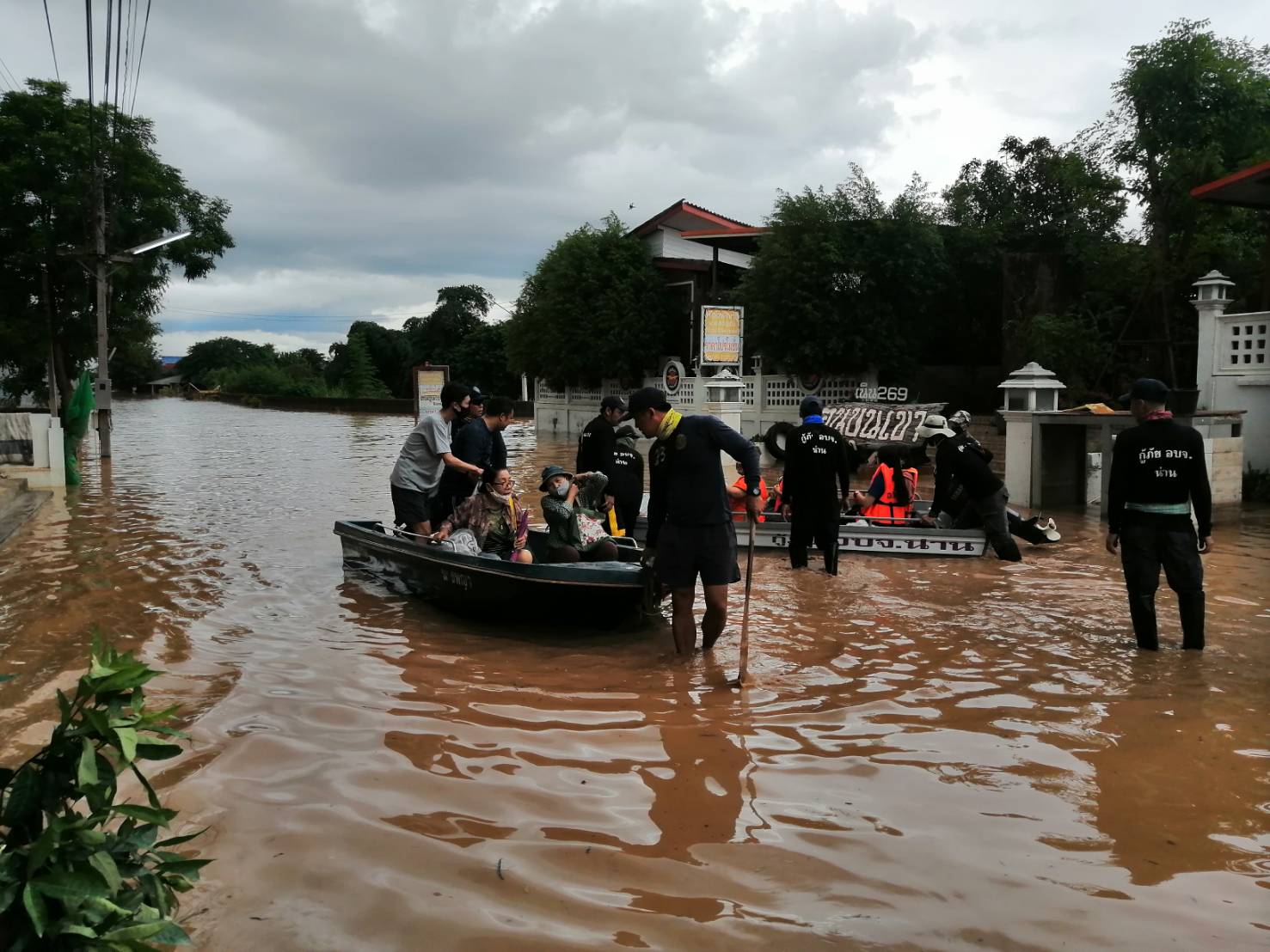 ออกปฏิบัติงานเฉพาะกิจช่วยเหลือผู้ประสบอุกภัยในเขตพื้นที่จังหวัดน่าน ระหว่างวันที่ 23-24 สิงหาคม 2563