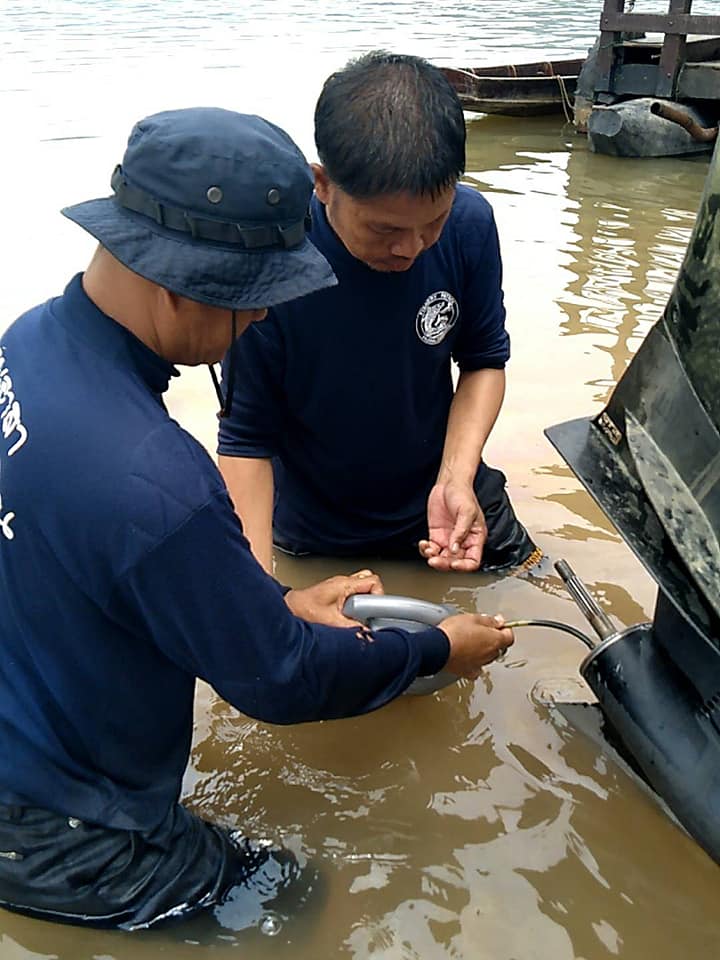ตรวจเช็ค ถ่ายน้ำมันเครื่องยนต์เรือตรวจการประมงน้ำจืดเขาแหลม ๑๓ ณ จุดตรวจทางน้ำปากห้วยบีคลี่ เพื่อเตรียมความพร้อม ออกปฏิบัติงานตามกิจกรรม จัดระเบียบการทำประมง..คลิก