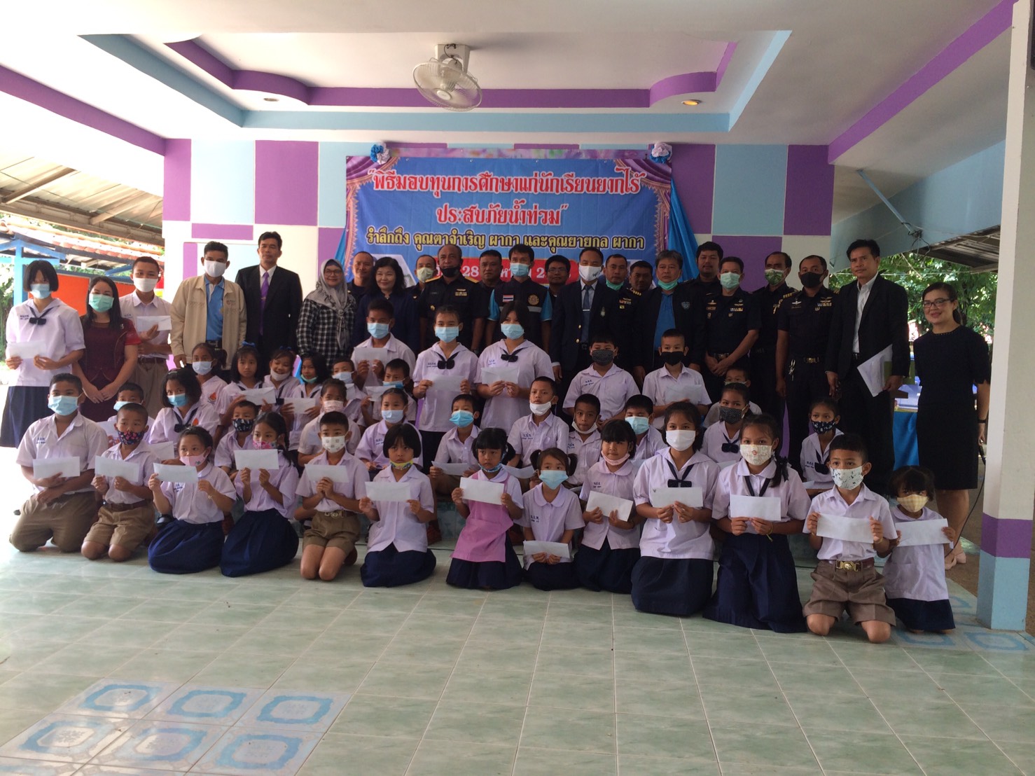 การมอบทุนการศึกษาให้แก่เด็กนักเรียนที่ขาดแคลนทุนทรัพย์ในพื้นที่อำเภอวารินชำราบจำนวน 38 ทุน ที่ประสบปัญหาจากอุทกภัยจากพายุโพดุล และคาจิกิ ปี 2562 ณ หอประชุม กศน. อำเภอวารินชำราบ จังหวัดอุบลราชธานี..คลิก