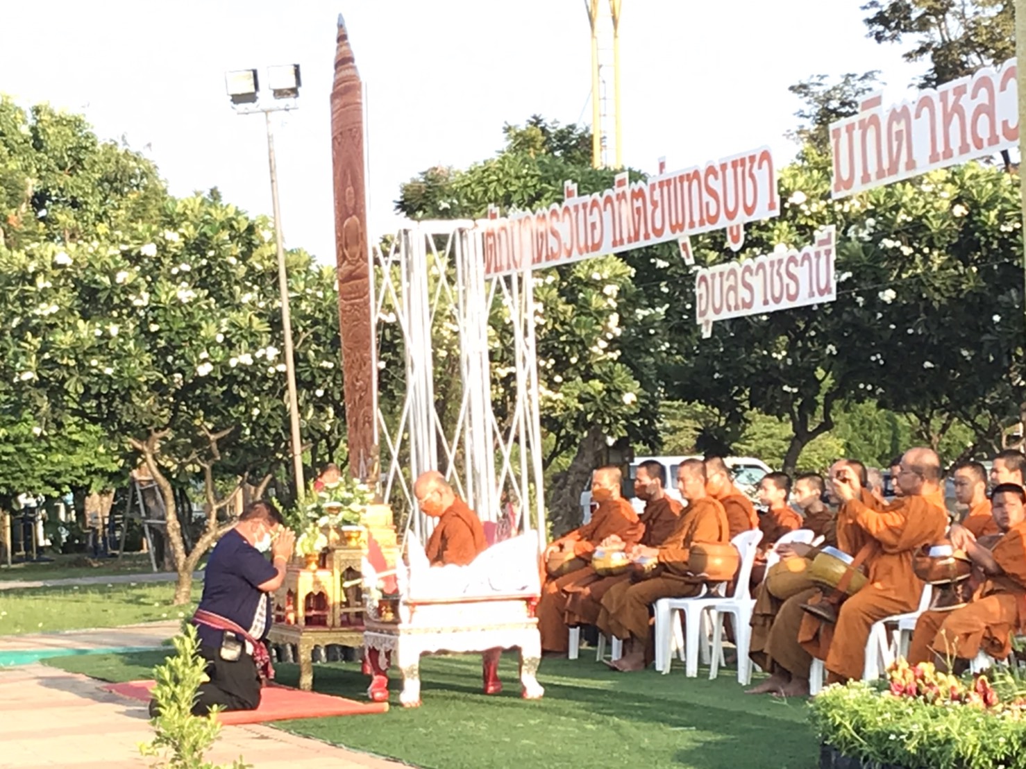 กิจกรรมทำบุญตักบาตรและถวายดอกบัววันอาทิตย์เพื่อถวายเป็นพุทธบูชาปีที่ 3 จังหวัดอุบลราชธานี ประจำปี 2563..คลิก