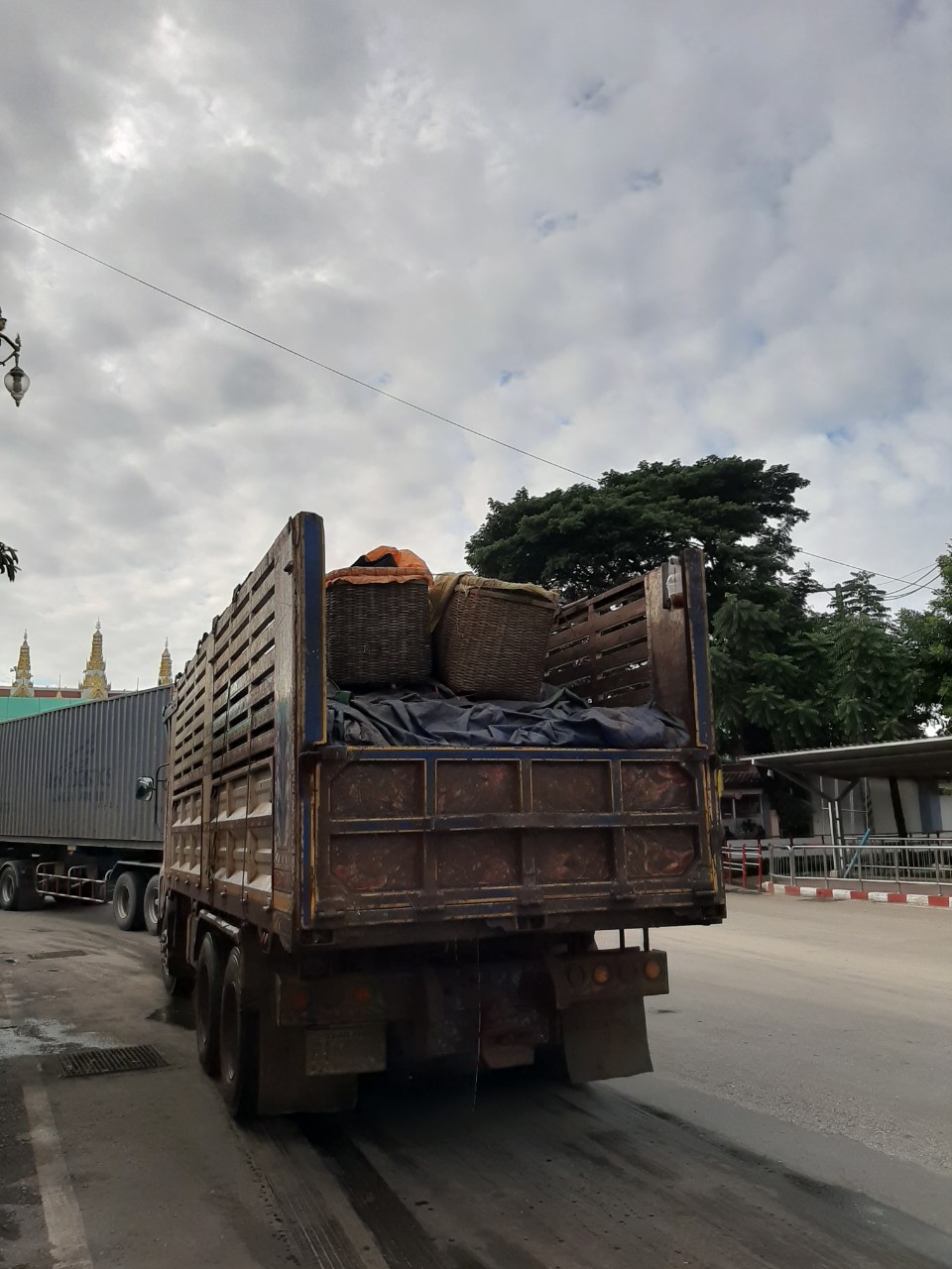 ตรวจสินค้าประมงที่นำเข้า ส่งออก ทางด่านพรมแดนถาวรคลองลึก..คลิก