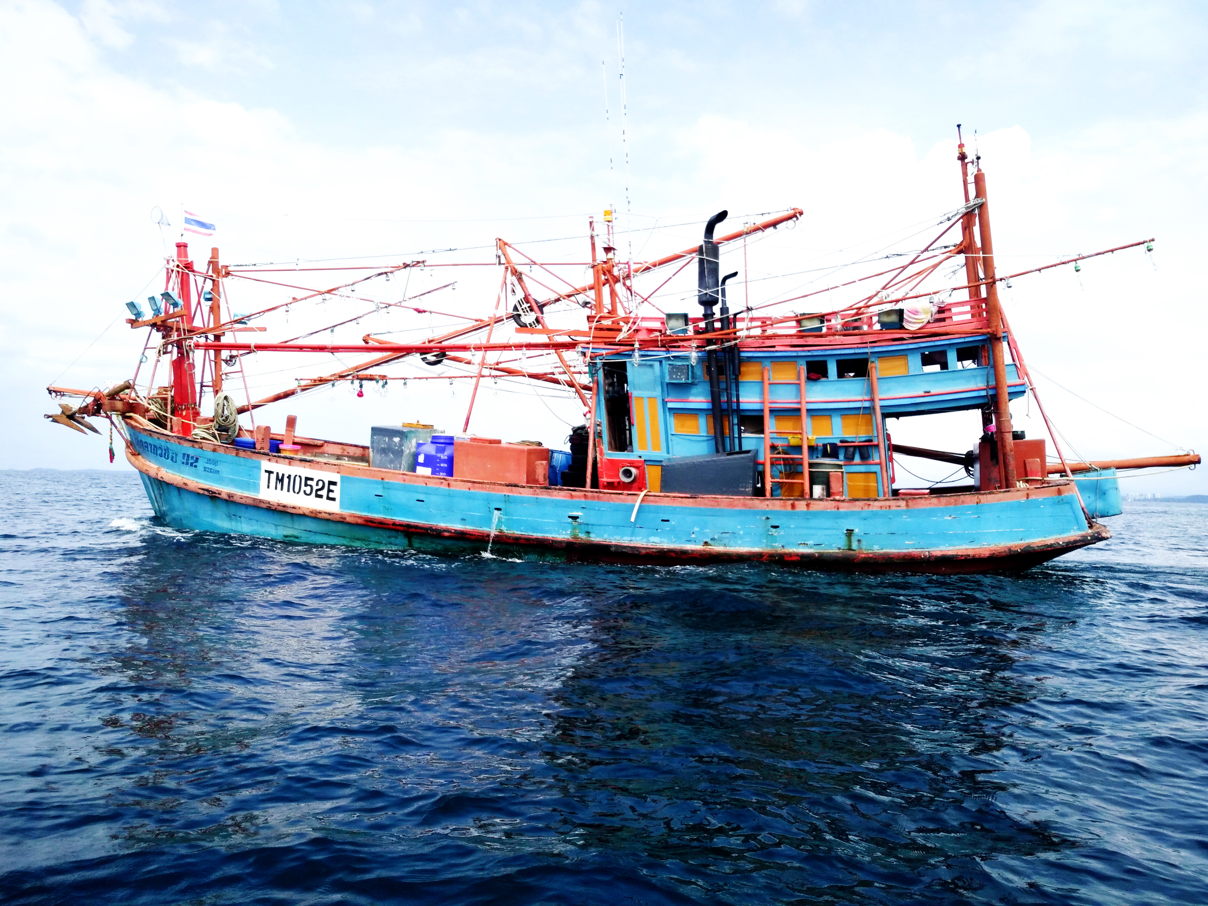 เรือตรวจประมงทะเล 205 ออกปฏิบัติงานควบคุมเฝ้าระวังการทำการประมงพื้นที่ทะเลชายฝั่ง..คลิก