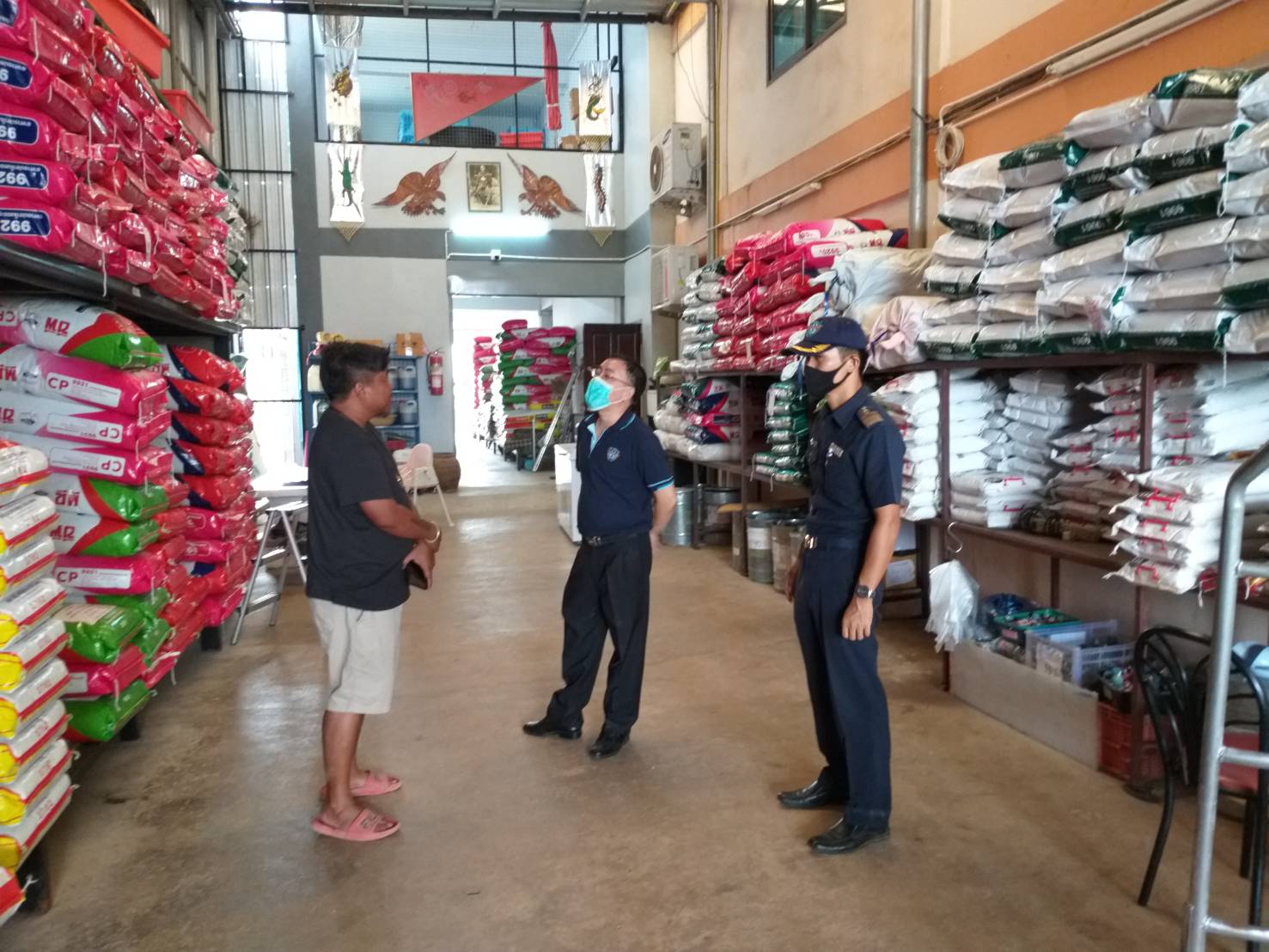 ร่วมบูรณาการกับเจ้าหน้ากลุ่มสารวัตรและกักกันสัตว์น้ำ ทำการตรวจสอบร้านค้าอาหารสัตว์น้ำและปัจจัยการผลิต..คลิก