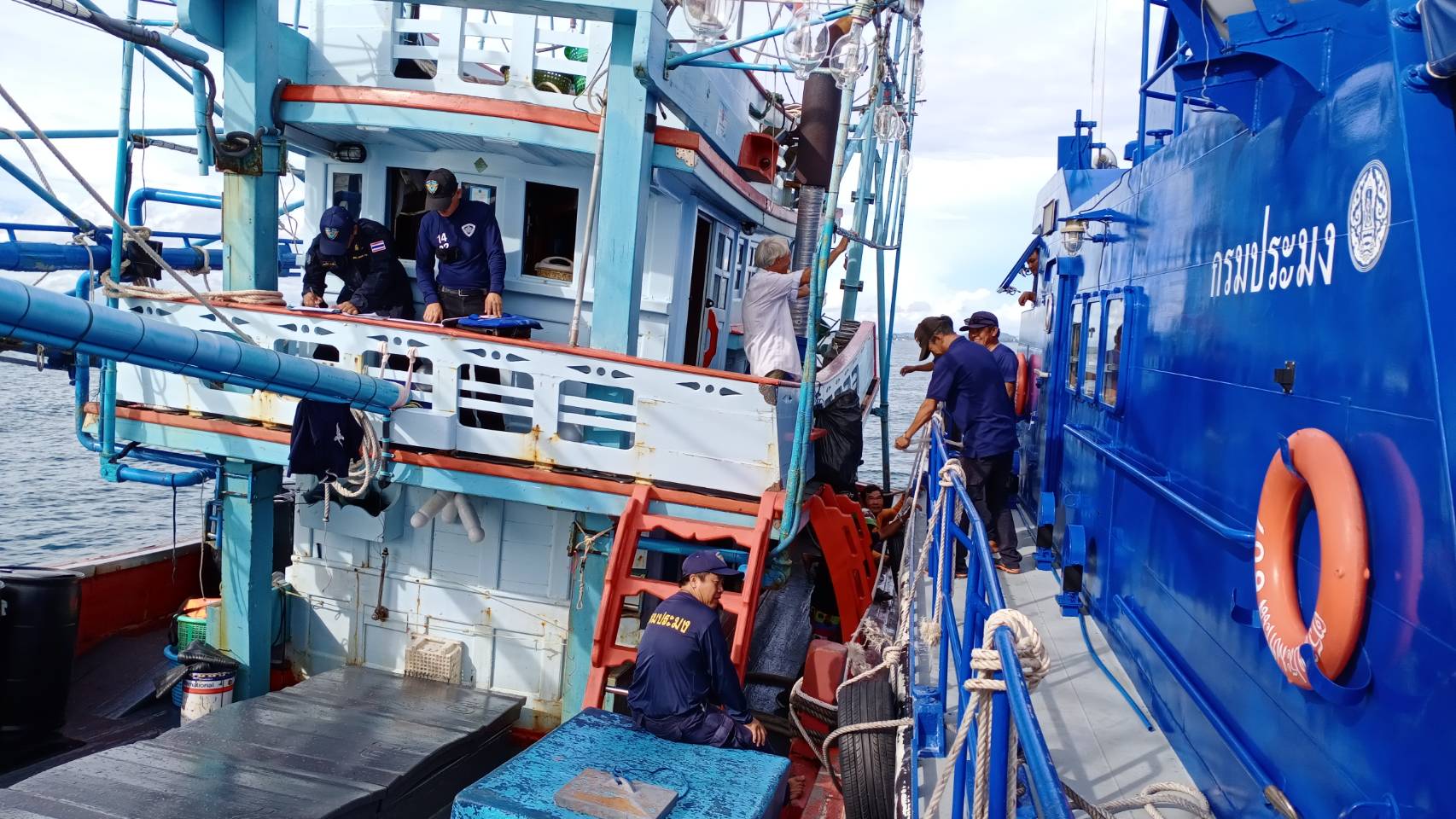 เรือตรวจประมงทะเล 701 ออกปฏิบัติงานควบคุมเฝ้าระวังการทำการประมงพื้นที่ทะเลนอกชายฝั่ง..คลิก