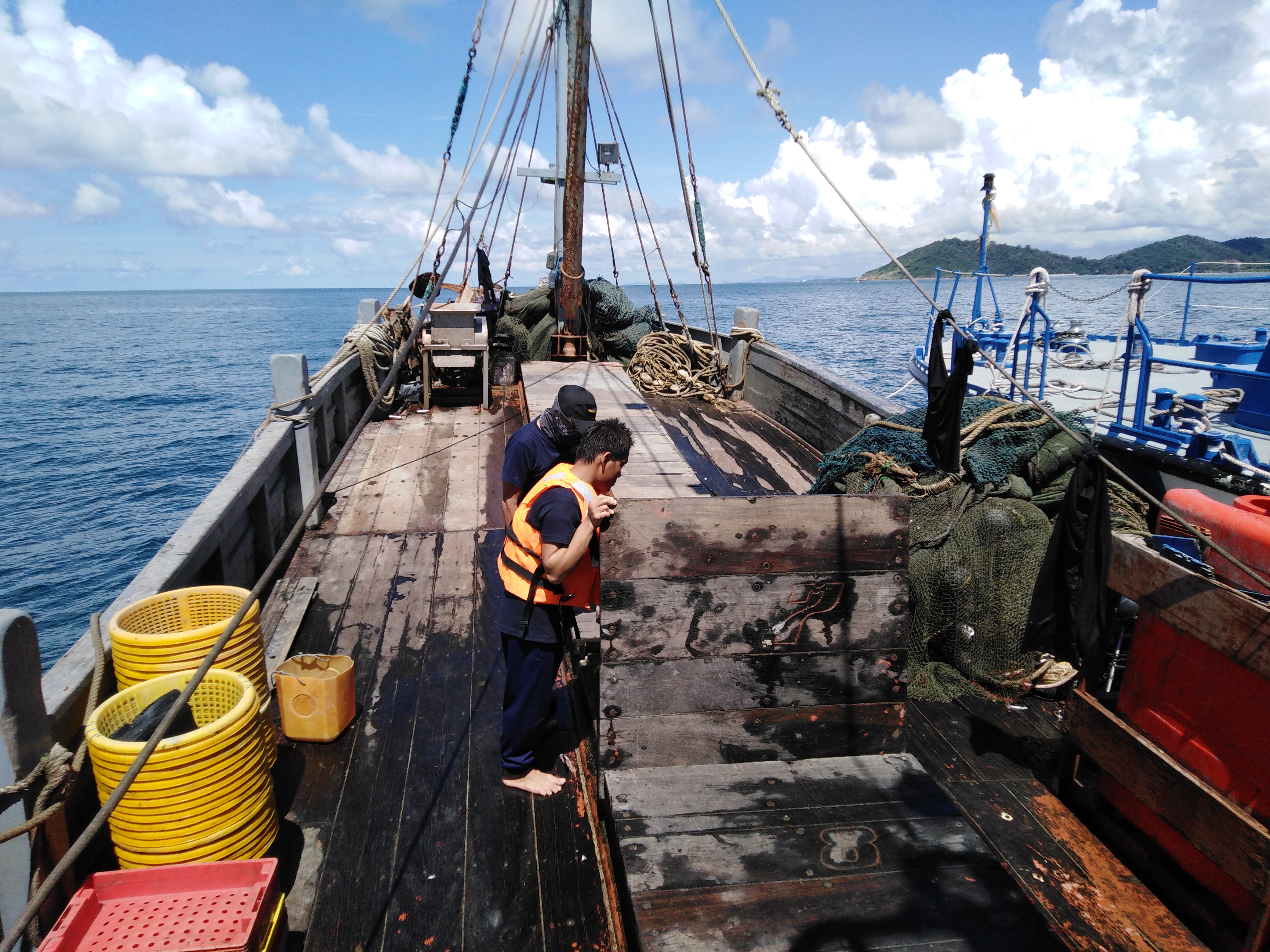 เรือตรวจประมงทะเล 701 ออกปฏิบัติงานควบคุมเฝ้าระวังการทำการประมงพื้นที่ทะเลนอกชายฝั่ง..คลิก