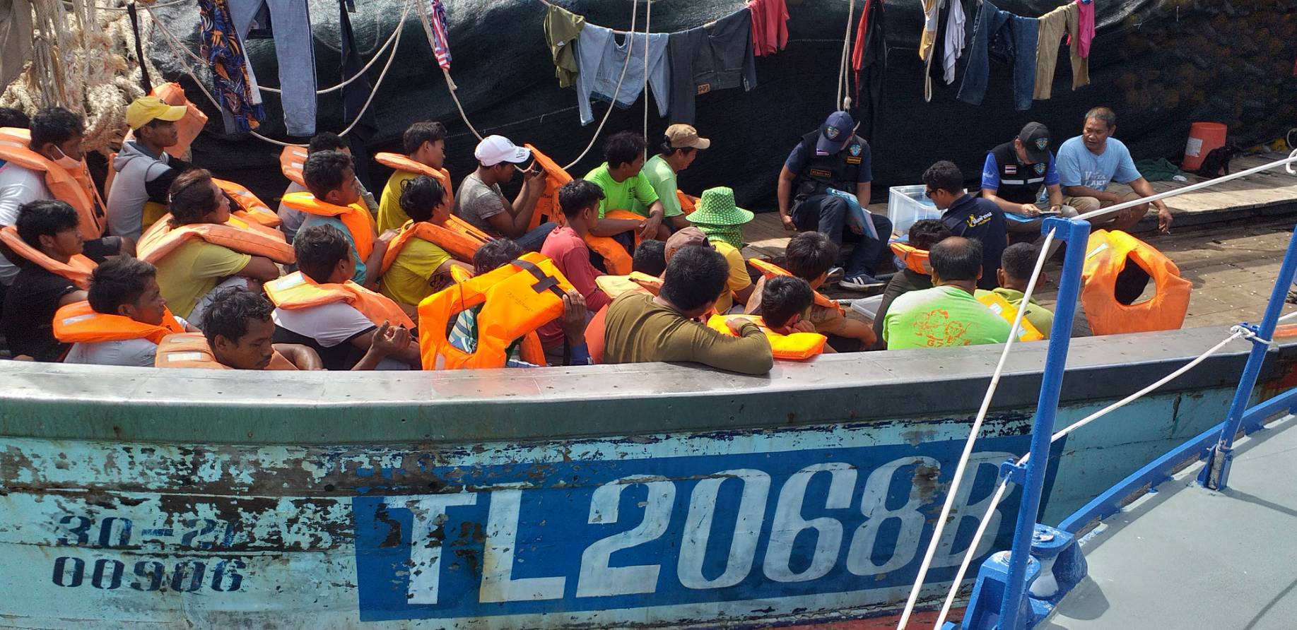 เรือตรวจประมงทะเล 701 ออกปฏิบัติงานกิจกรรมควบคุมการทำการประมงในพื้นที่ทะเลนอกเขตทะเลชายฝั่ง เพื่อป้องกันและปราบปรามการทำการประมงผิดกฎหมาย (3 – 12 ไมล์ทะเล)..คลิก