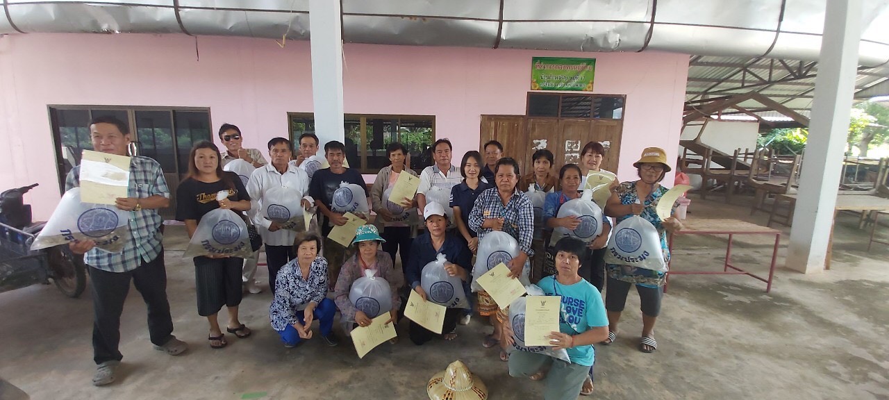 สนับสนุนลูกพันธุ์ปลาและส่งมอบใบรับรองมาตรฐานการเลี้ยงสัตว์น้ำขั้นปลอดภัย ให้แก่เกษตรกรรายใหม่..คลิก