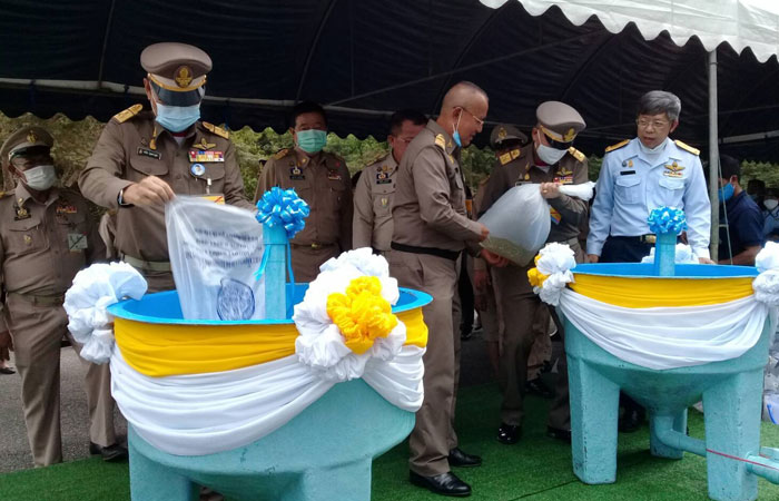 คณะ พล.อ.อ.ชลิต พุกผาสุก และ พล.อ.อ.จอม รุ่งสว่าง องคมนตรี พร้อมด้วย นายดนุชา สินธุวานนท์ เลขาธิการ กปร. และคณะ ติดตามงานโครงการพระราชดำริ ในจังหวัดจันทบุรี..คลิก