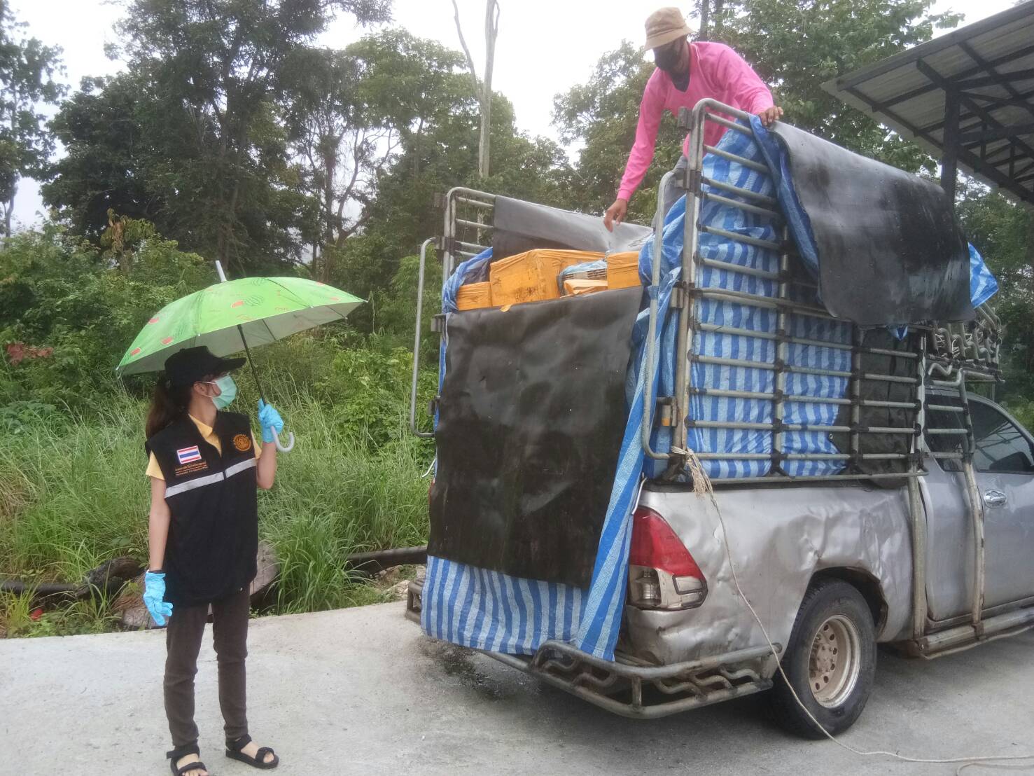 เจ้าหน้าที่ด่านตรวจประมงกาญจนบุรี ตรวจสอบสินค้าสัตว์น้ำและเอกสารการนำเข้า หมึกล้วยแช่เย็น ปูทะเลมีชีวิต และสัตว์น้ำอื่นๆ จากประเทศเมียนมา ผ่านทางช่องทางจุดผ่านแดนถาวรบ้านพุน้ำร้อน ตามคำสั่งจังหวัดกาญจนบุรี ที่ 2675/2563 เรื่อง การผ่อนผันการใช้ช่องทางเข้ามาในราชอาณาจักรเฉพาะเพื่อการขนส่งสินค้า ณ จุดผ่านแดนถาวรบ้านพุน้ำพุร้อน..คลิก