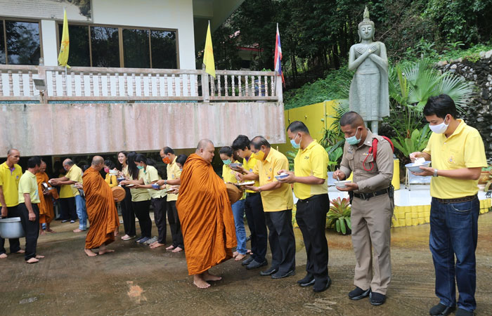 ทำบุญตักบาตร และปล่อยพันธุ์สัตว์น้ำ ถวายเป็นพระราชกุศลและน้อมรำลึกเนื่องในวันคล้ายวันสวรรคต พระบาทสมเด็จพระบรมชนกาธิเบศร มหาภูมิพลอดุลยเดช มหาราช บรมนาถบพิตร 13 ตุลาคม 2563