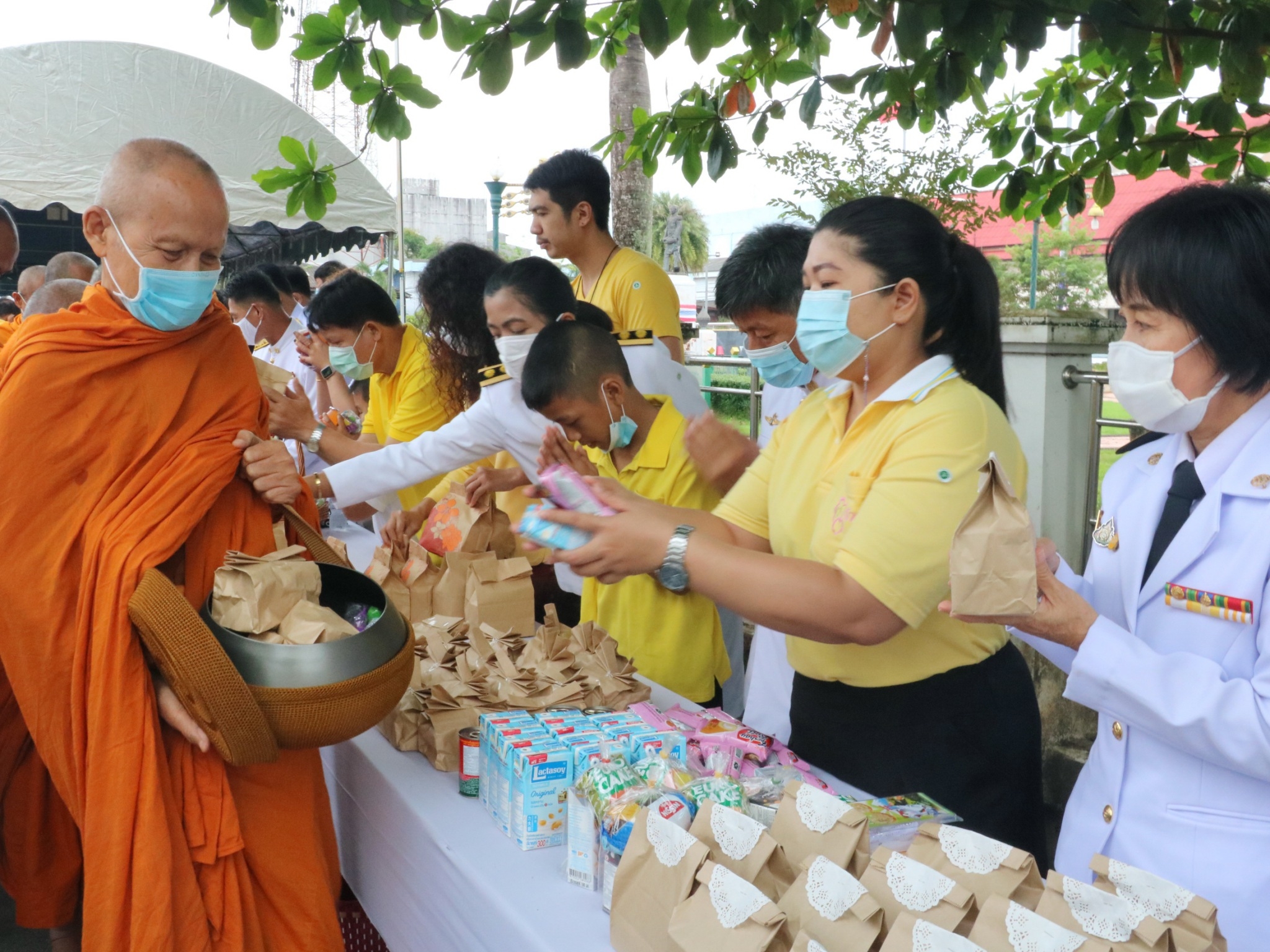 พิธีบำเพ็ญกุศลและพิธีตักบาตร เนื่องในวันคล้ายวันสวรรคตพระบาทสมเด็จพระบรมชนกาธิเบศร มหาภูมิพลอดุลยเดชมหาราช บรมนาถบพิตร..คลิก
