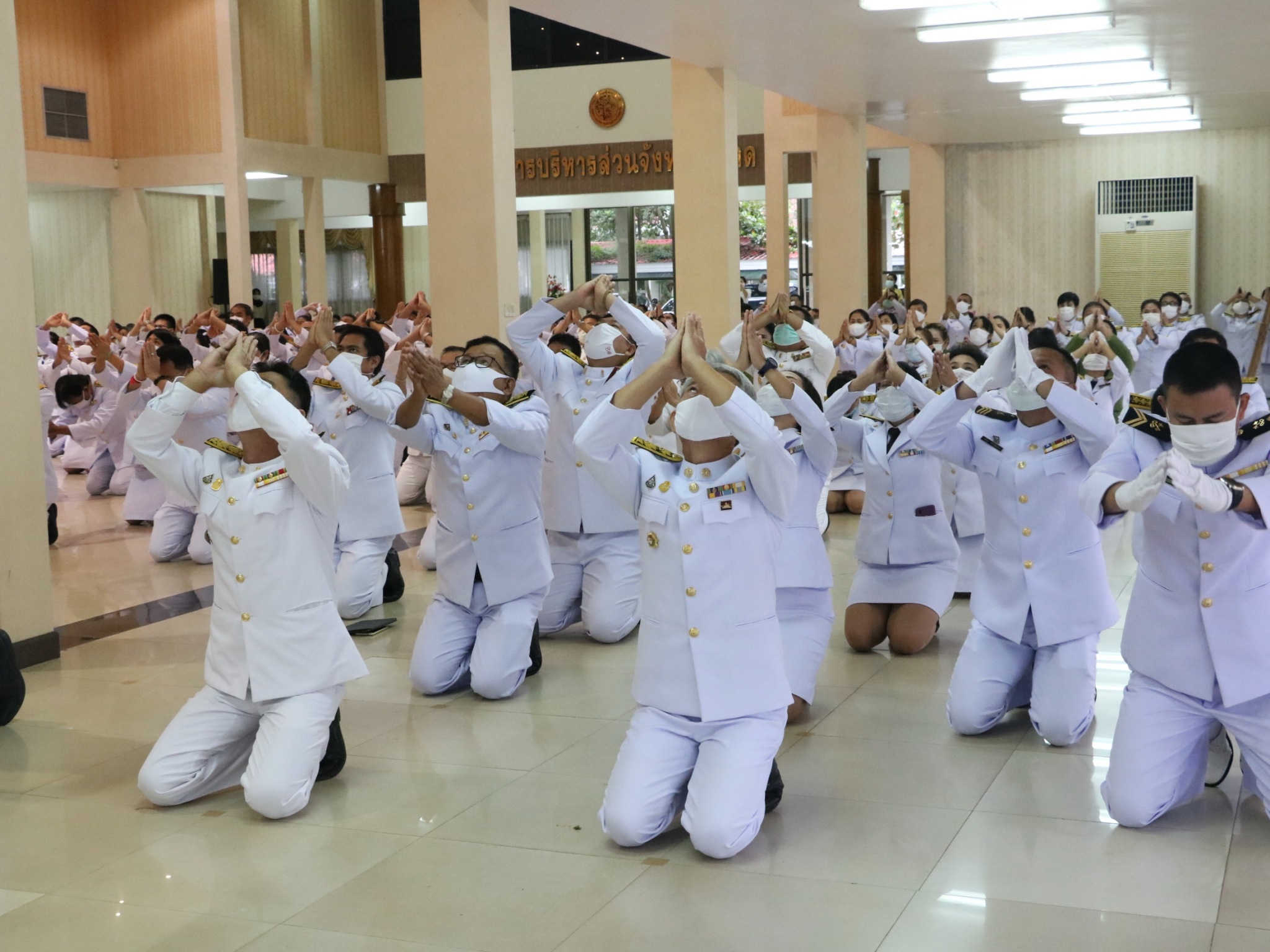 พิธีวางพวงมาลาและถวายบังคม เบื้องหน้าพระบรมฉายาลักษณ์พระบาทสมเด็จพระบรมชนกาธิเบศร มหาภูมิพลอดุลยเดชมหาราช บรมนาถบพิตร..คลิก