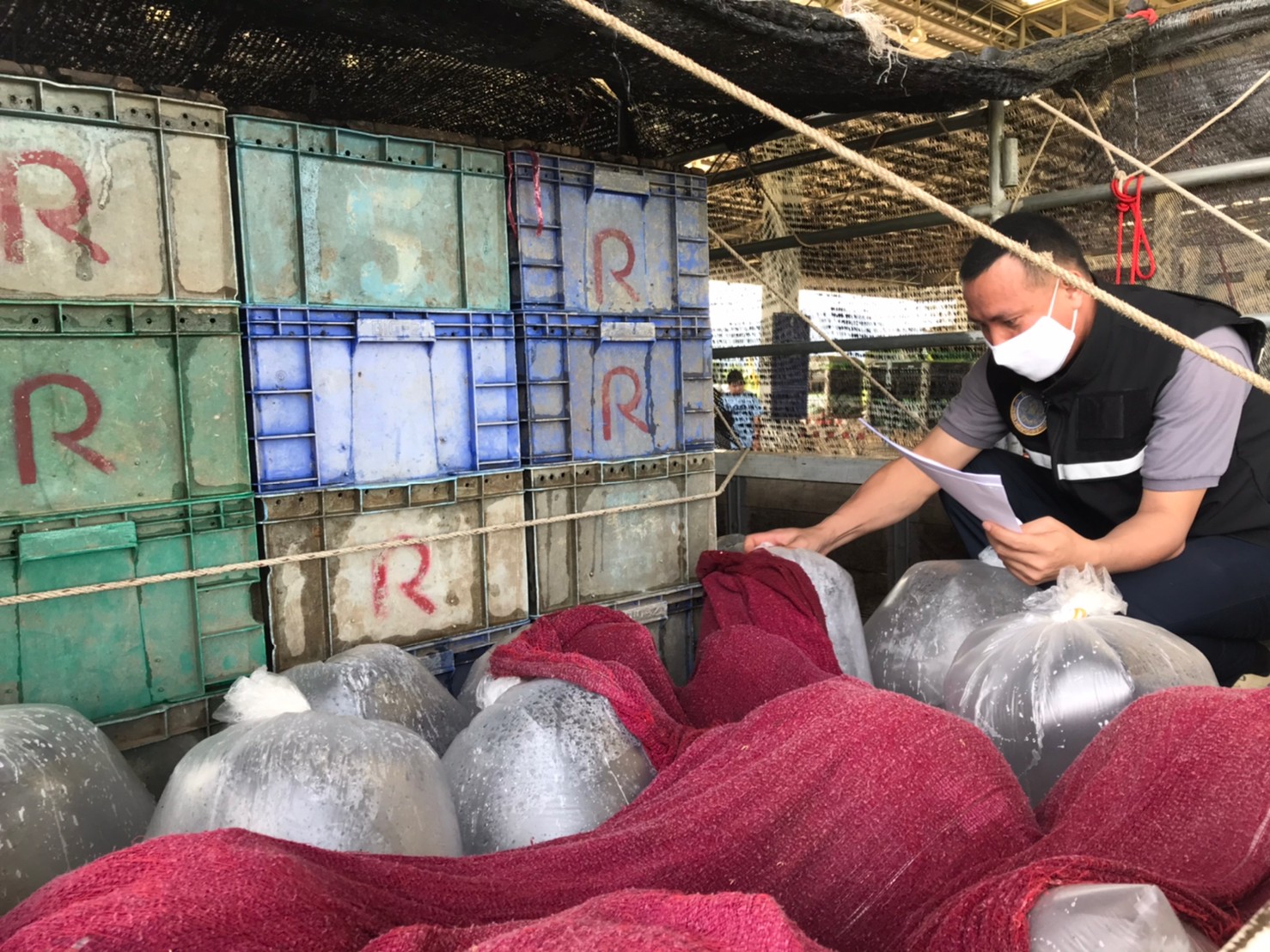 ตรวจสอบสินค้าสัตว์น้ำมีชีวิต ส่งออกไปยังสาธารณรัฐประชาธิปไตยประชาชนลาว ณ สะพานมิตรภาพไทย-ลาว แห่งที่ 4 (เชียงของ - ห้วยทราย)..คลิก