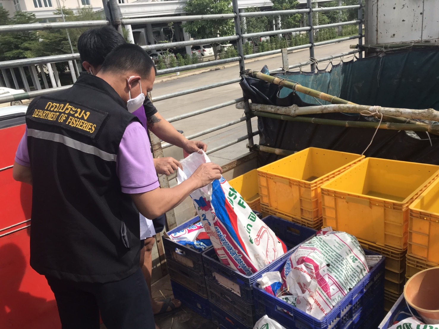 ตรวจสอบสินค้าสัตว์น้ำมีชีวิต ส่งออกไปยังสาธารณรัฐประชาธิปไตยประชาชนลาว ณ สะพานมิตรภาพไทย-ลาว แห่งที่ 4 (เชียงของ - ห้วยทราย)..คลิก