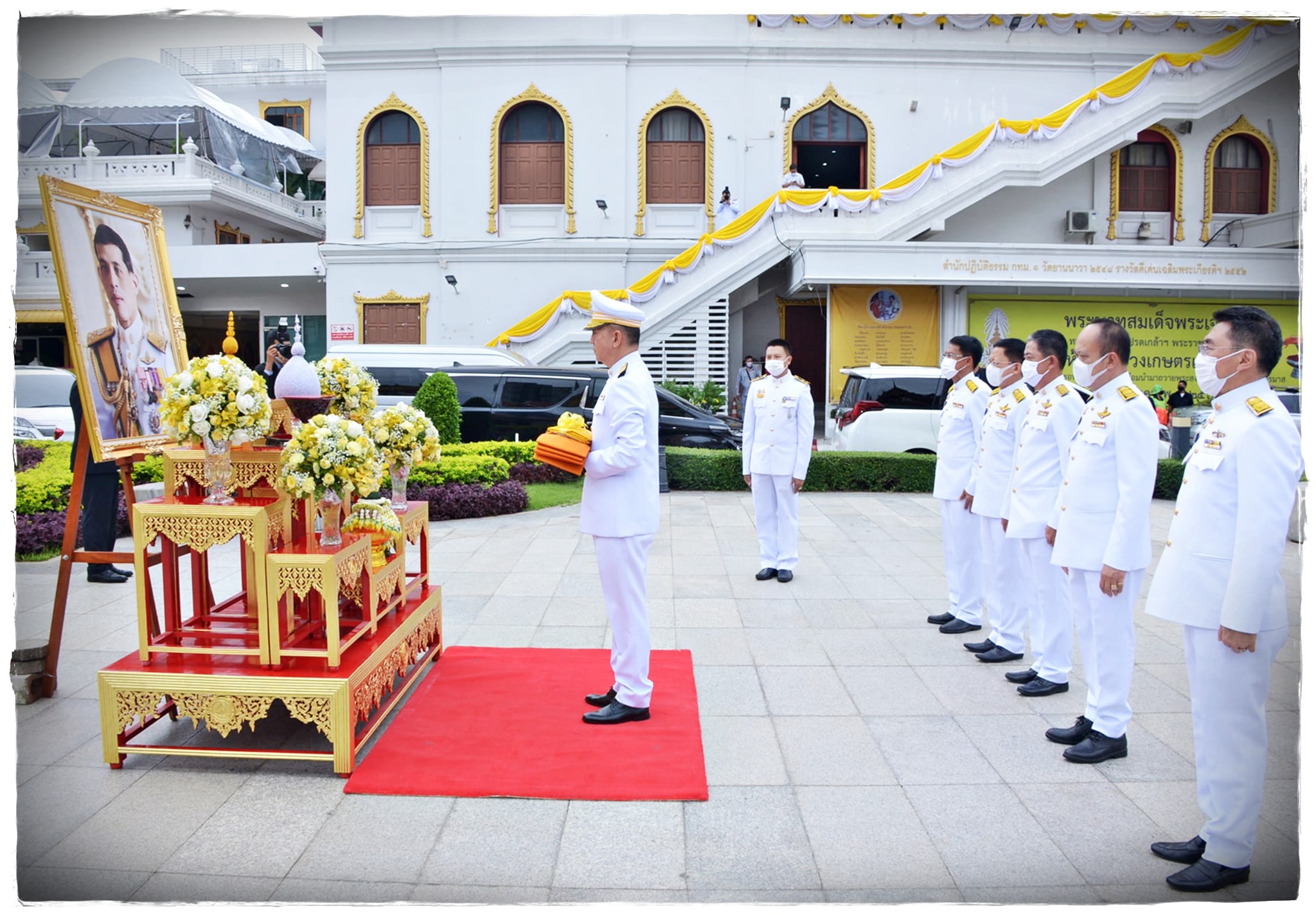 พระบาทสมเด็จพระปรเมนทรรามาธิบดีศรีสินทรมหาวชิราลงกรณ พระวชิรเกล้าเจ้าอยู่หัว ทรงพระกรุณาโปรดเกล้าฯ พระราชทานผ้าพระกฐิน ประจำปี 2563 ให้กระทรวงเกษตรและสหกรณ์ นำไปถวายพระภิกษุสงฆ์จำพรรษากาลถ้วนไตรมาส ณ วัดยานนาวา กรุงเทพมหานคร..คลิก