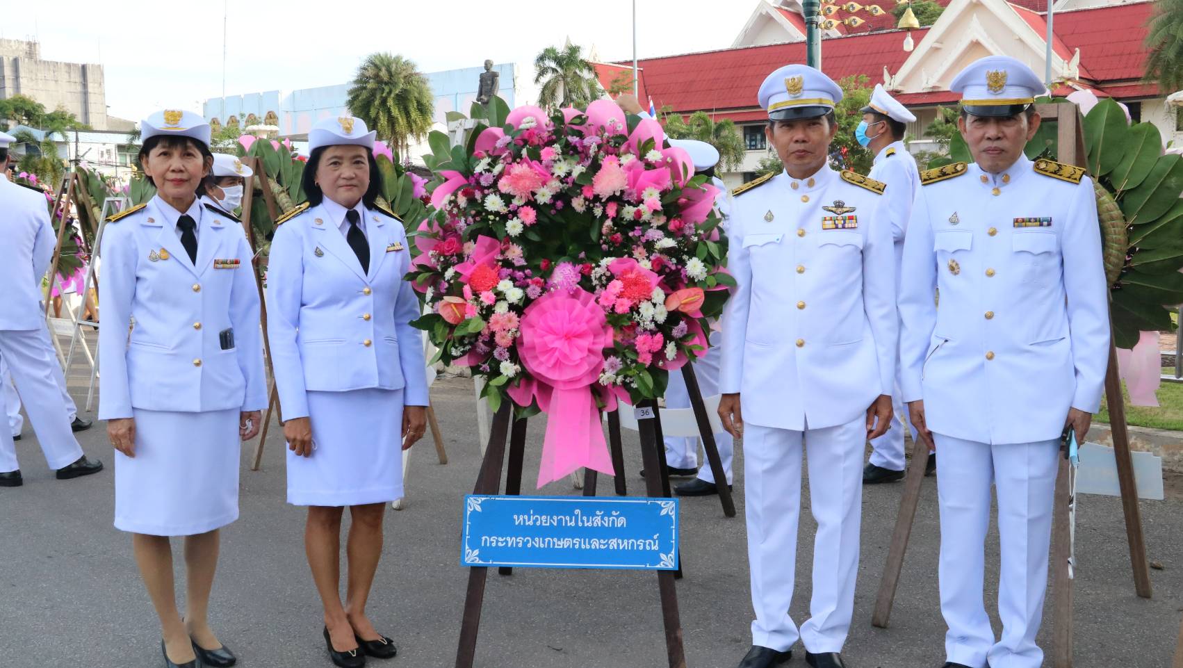 พิธีวางพวงมาลาเบื้องหน้า พระบรมราชานุสาวรีย์ พระบาทสมเด็จพระจุลจอมเกล้าเจ้าอยู่หัว..คลิก