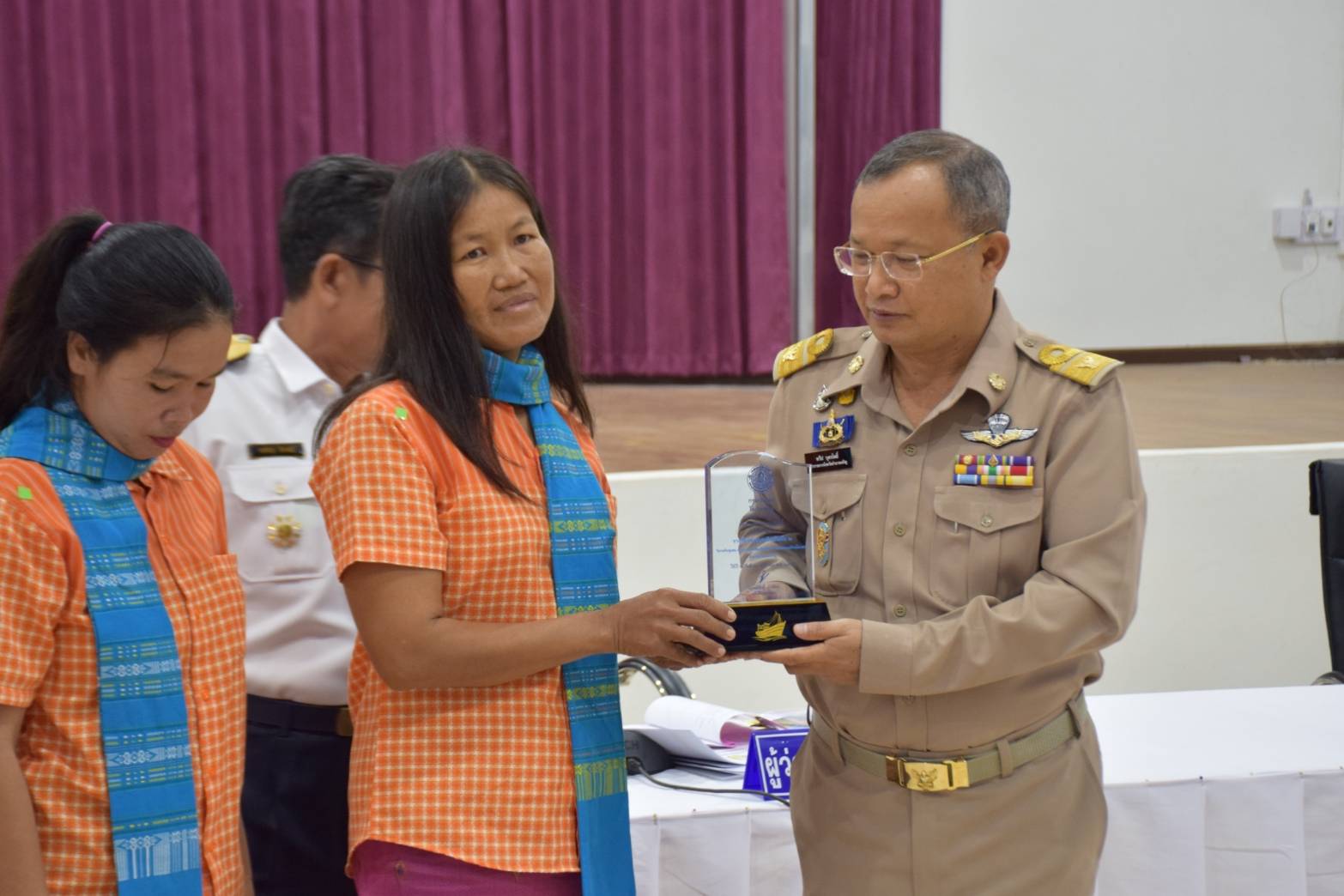 ผู้ว่าราชการจังหวัดอำนาจเจริญ มอบโล่รางวัลและเกียรติบัตร สถาบันเกษตรกรดีเด่น และ เกษตรกรดีเด่น..คลิก