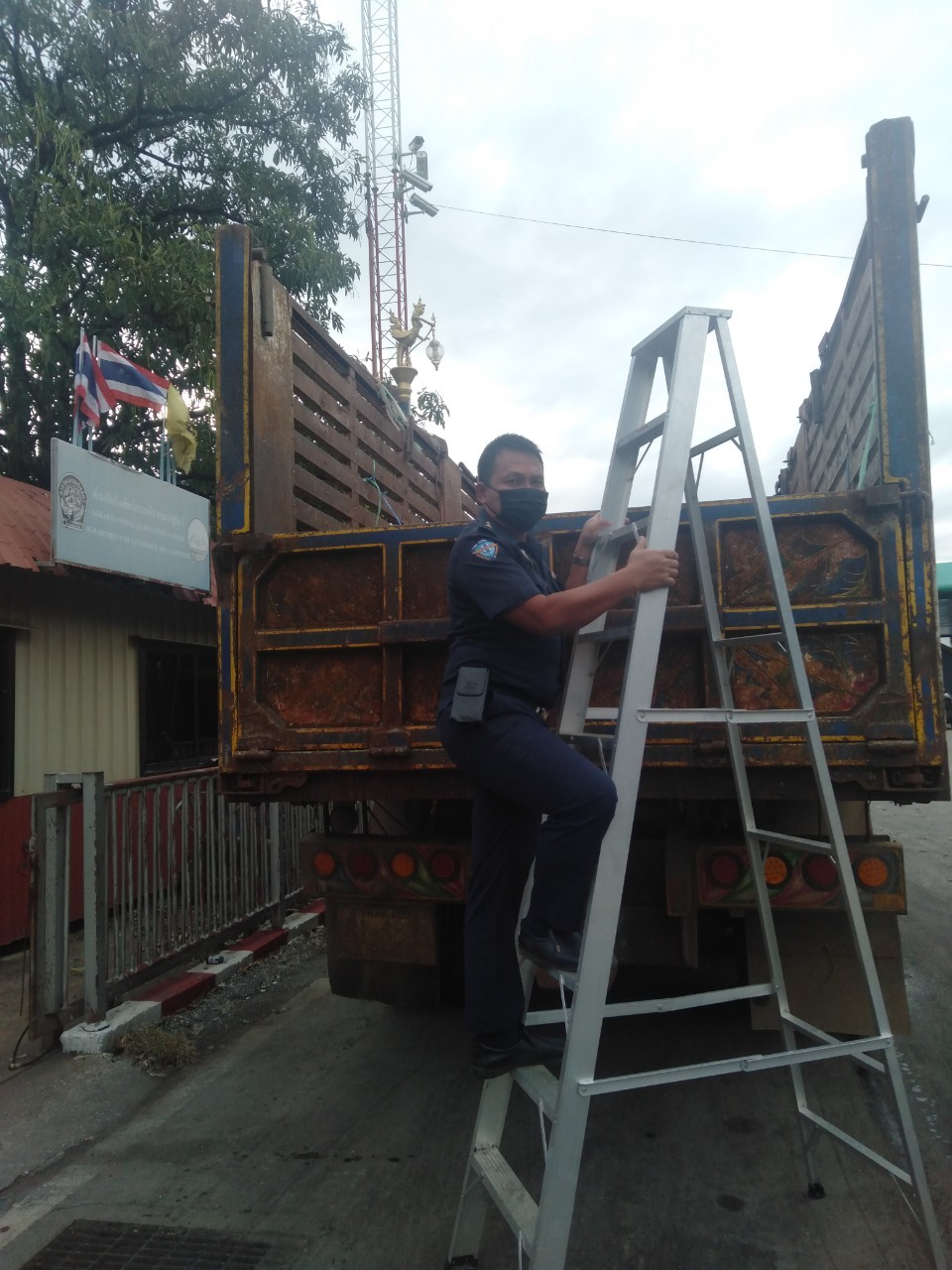 ตรวจสินค้าประมงที่นำเข้า ส่งออก ทางด่านพรมแดนถาวรคลองลึก..คลิก