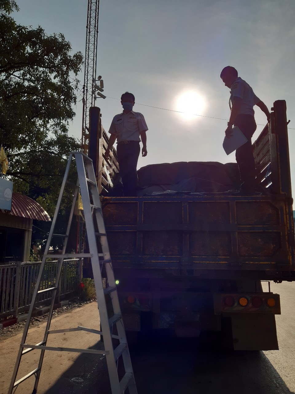 ตรวจสินค้าประมงที่นำเข้า ส่งออก ทางด่านพรมแดนถาวรคลองลึก..คลิก
