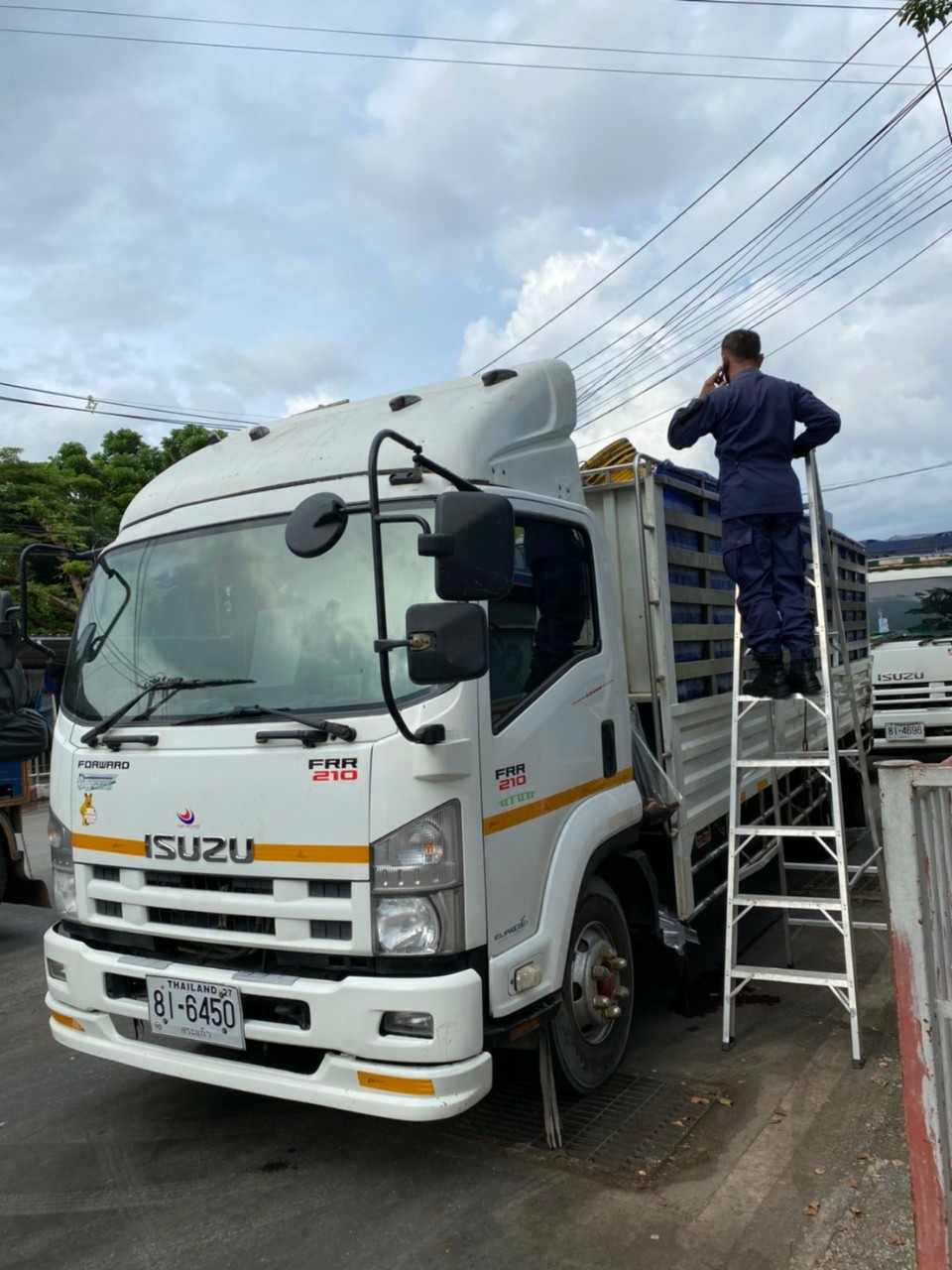 ตรวจสินค้าประมงที่นำเข้า ส่งออก ทางด่านพรมแดนถาวรคลองลึก..คลิก