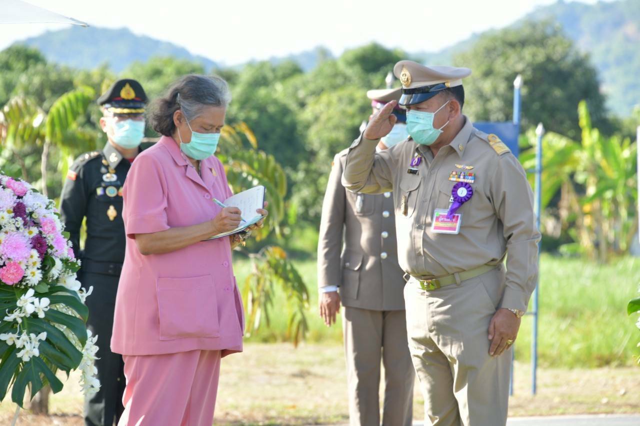 พลเอกหญิงสมเด็จพระกนิษฐาธิราชเจ้ากรมสมเด็จพระเทพฯเสด็จฯเยี่ยมโครงการเกษตรรวมใจอันเนื่องมาจากพระราชดำริ..คลิก