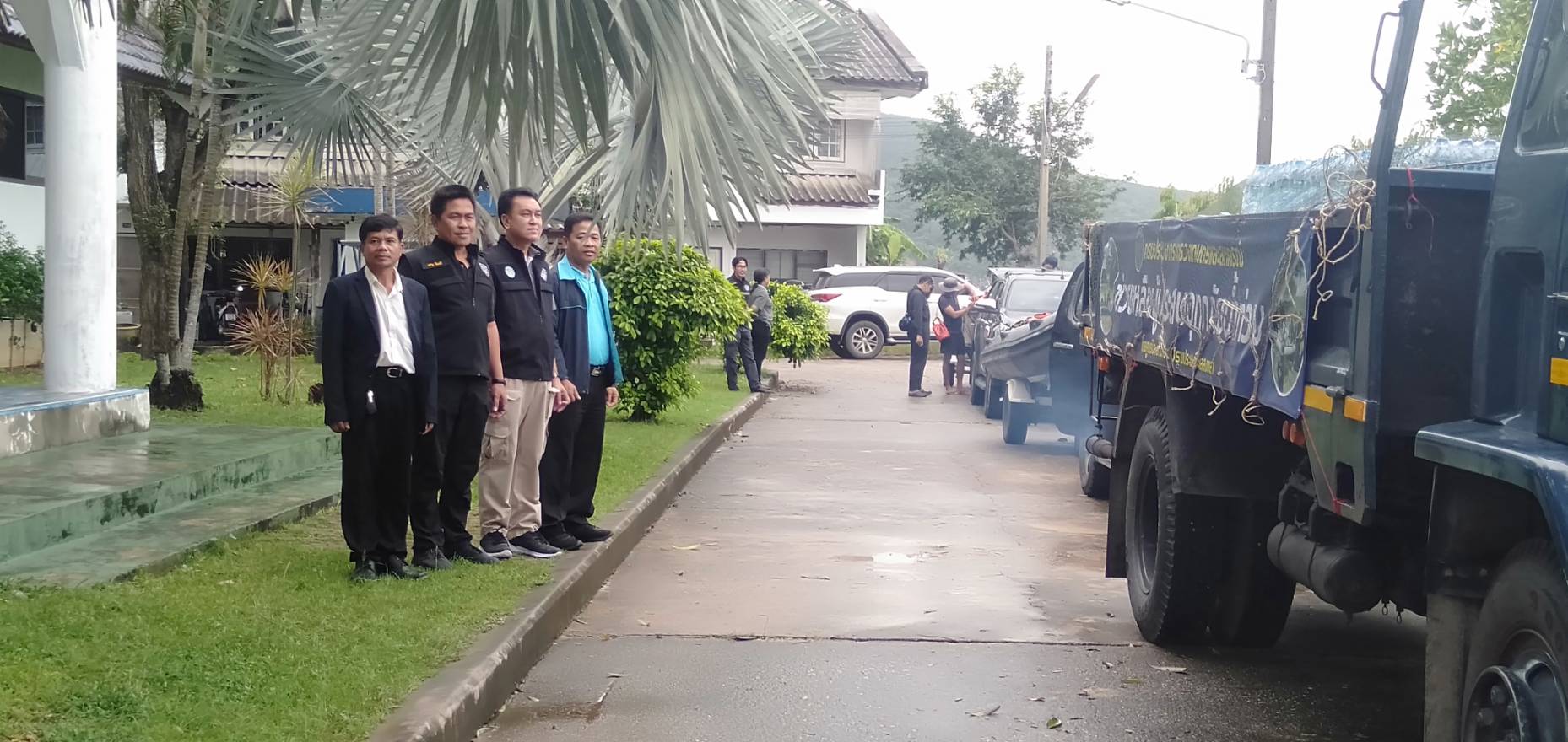 วันนี้ (4 ธันวาคม 2563)  นายอำนวย คงพรหม ผู้อำนวยการศูนย์วิจัยและพัฒนาประมงทะเลสงขลา และเจ้าหน้าที่ ร่วมกับหน่วยงานกรมประมง ในจังหวัดสงขลา มอบน้ำดื่มเพื่อช่วยเหลือผู้ประสบภัยน้ำท่วมในพื้นที่ 3 จังหวัด จังหวัด?สงขลา? นครศรี?ธรรมราช?และสุราษฎร์ธานี..คลิก