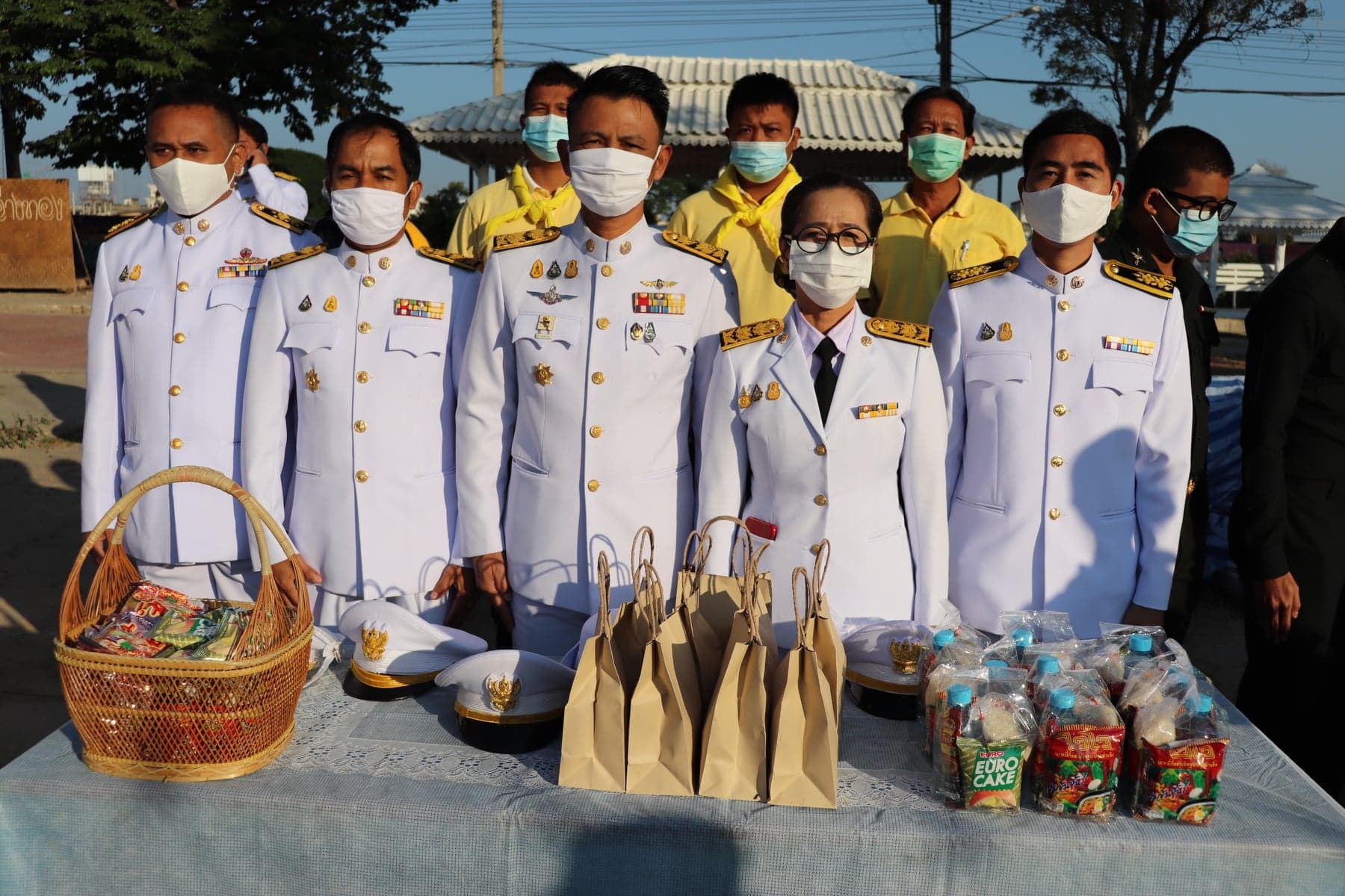 ร่วมพิธีสวดพระพุทธมนต์และพิธีทำบุญตักบาตร พระภิกษุ สามเณร เพื่อถวายเป็นพระราชกุศล เนื่องในวันคล้ายวันพระราชสมภพของพระบาทสมเด็จพระบรมชนกาธิเบศรมหาภูมิพลอดุลยเดชมหาราช บรมนาถบพิตร วันชาติและวันพ่อแห่งชาติ