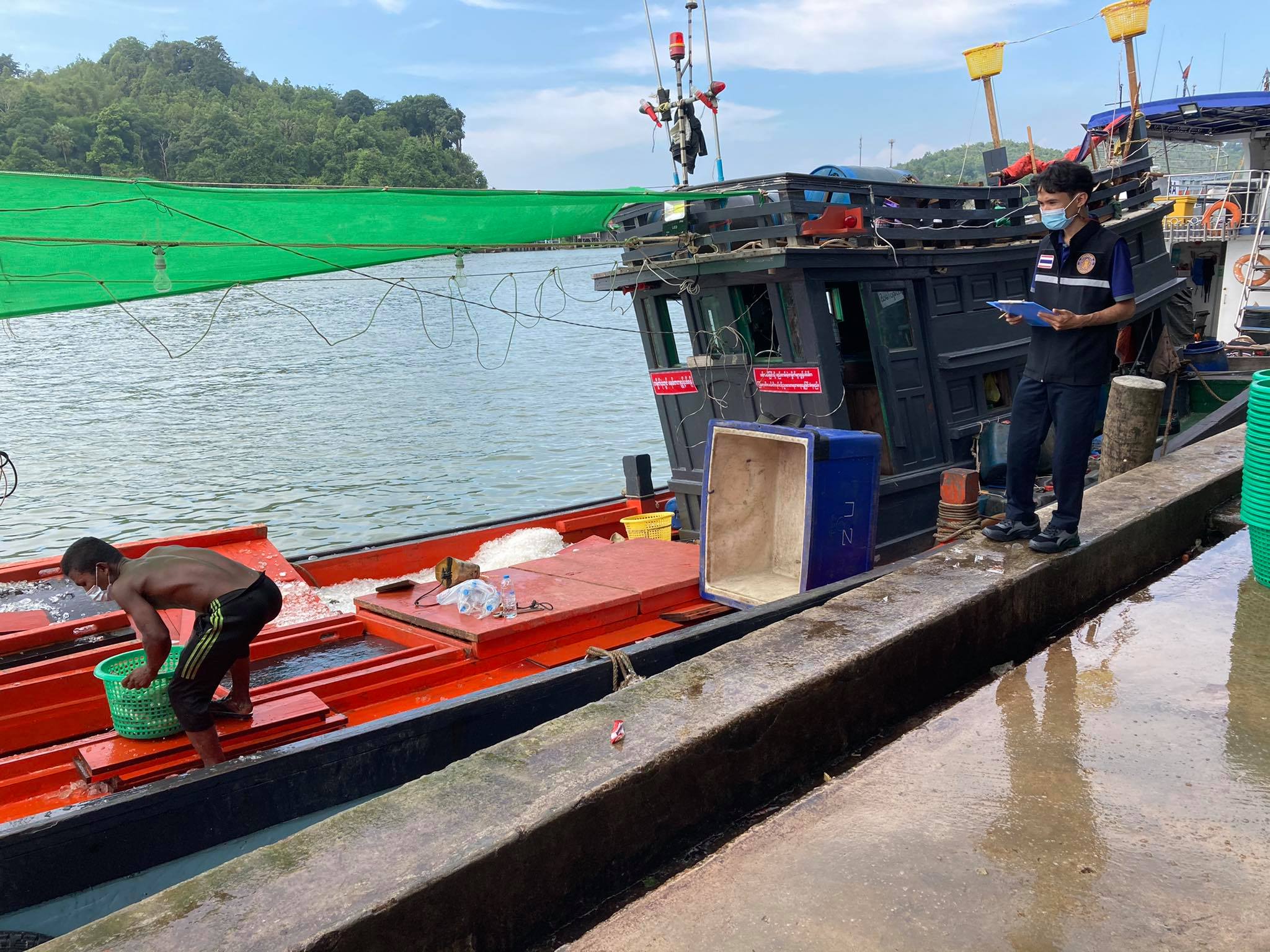 ควบคุมขนถ่ายสัตว์น้ำขึ้นท่าจากประเทศMYANMAR..คลิก