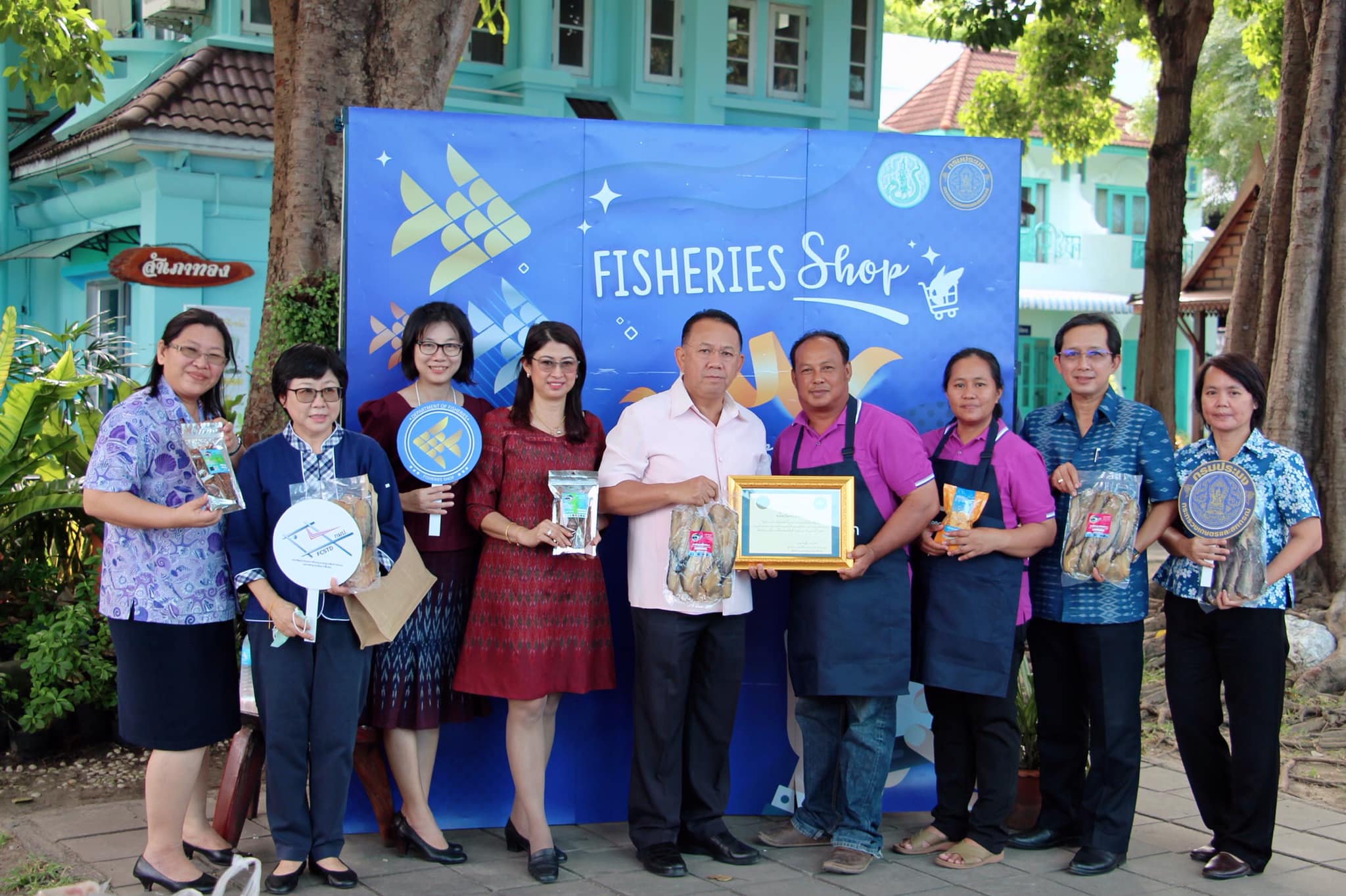 กรมประมง มอบประกาศ “เครื่องหมายตะเพียนทอง”  ให้เกษตรกรรายแรก การันตีมาตรฐานสินค้าประมง ใน Fisheries Shop..คลิก