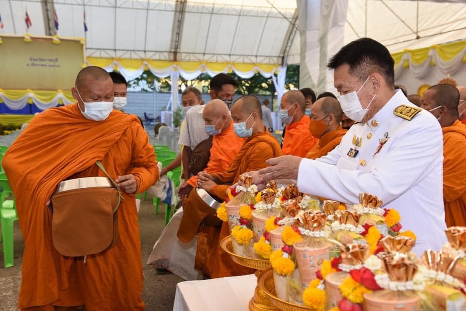 ร่วมพิธีทำบุญตักบาตรและพิธีถวายพานพุ่มดอกไม้และถวายบังคม เนื่องในวันคล้ายวันพระบรมราชสมภพ พระบาทสมเด็จพระบรมชนกาธิเบศร มหาภูมิพลอดุลยเดชมหาราช บรมนาถบพิตร วันชาติ และวันพ่อแห่งชาติ 5 ธันวาคม 2563..คลิก